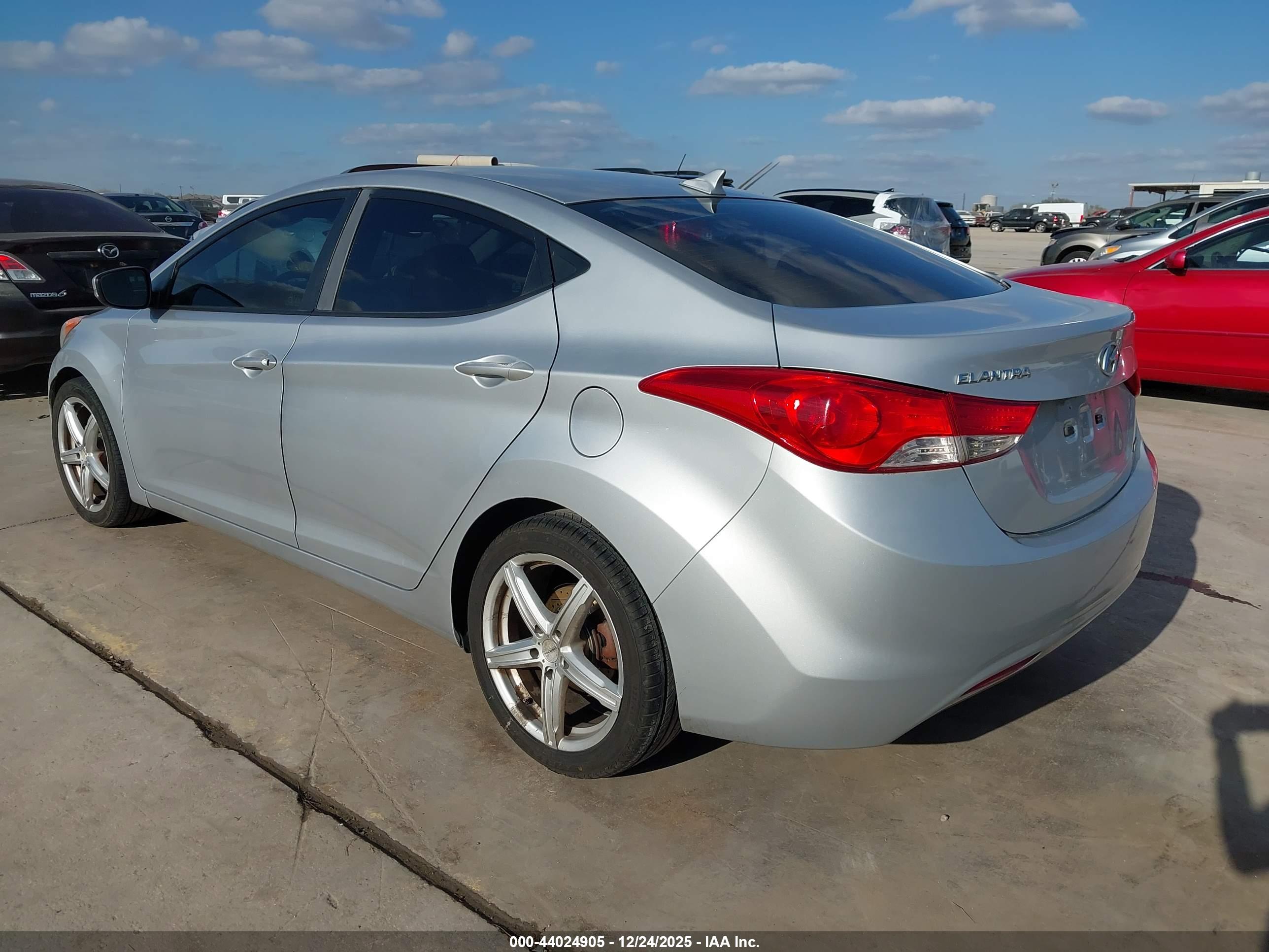 HYUNDAI ELANTRA image 3