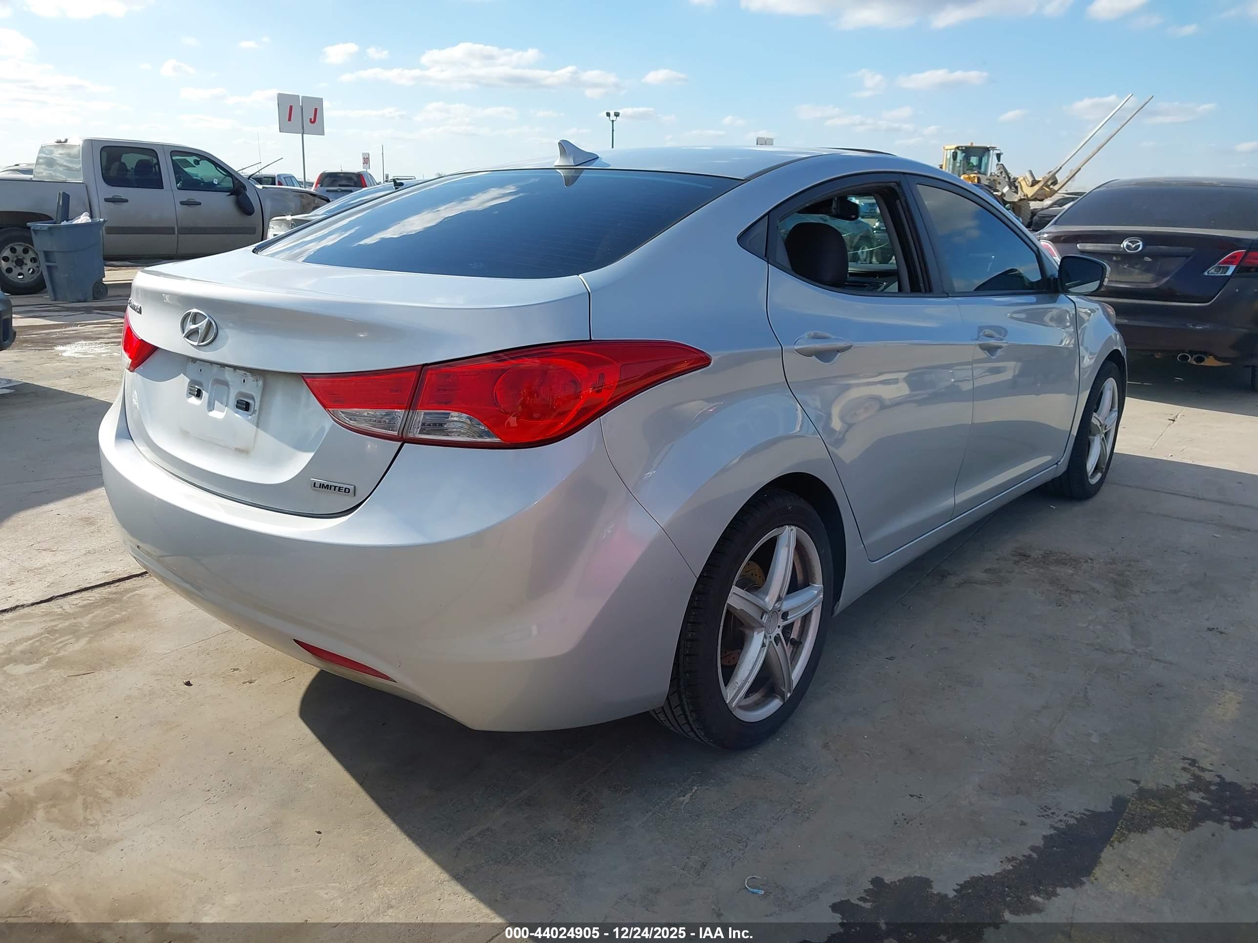 HYUNDAI ELANTRA image 4