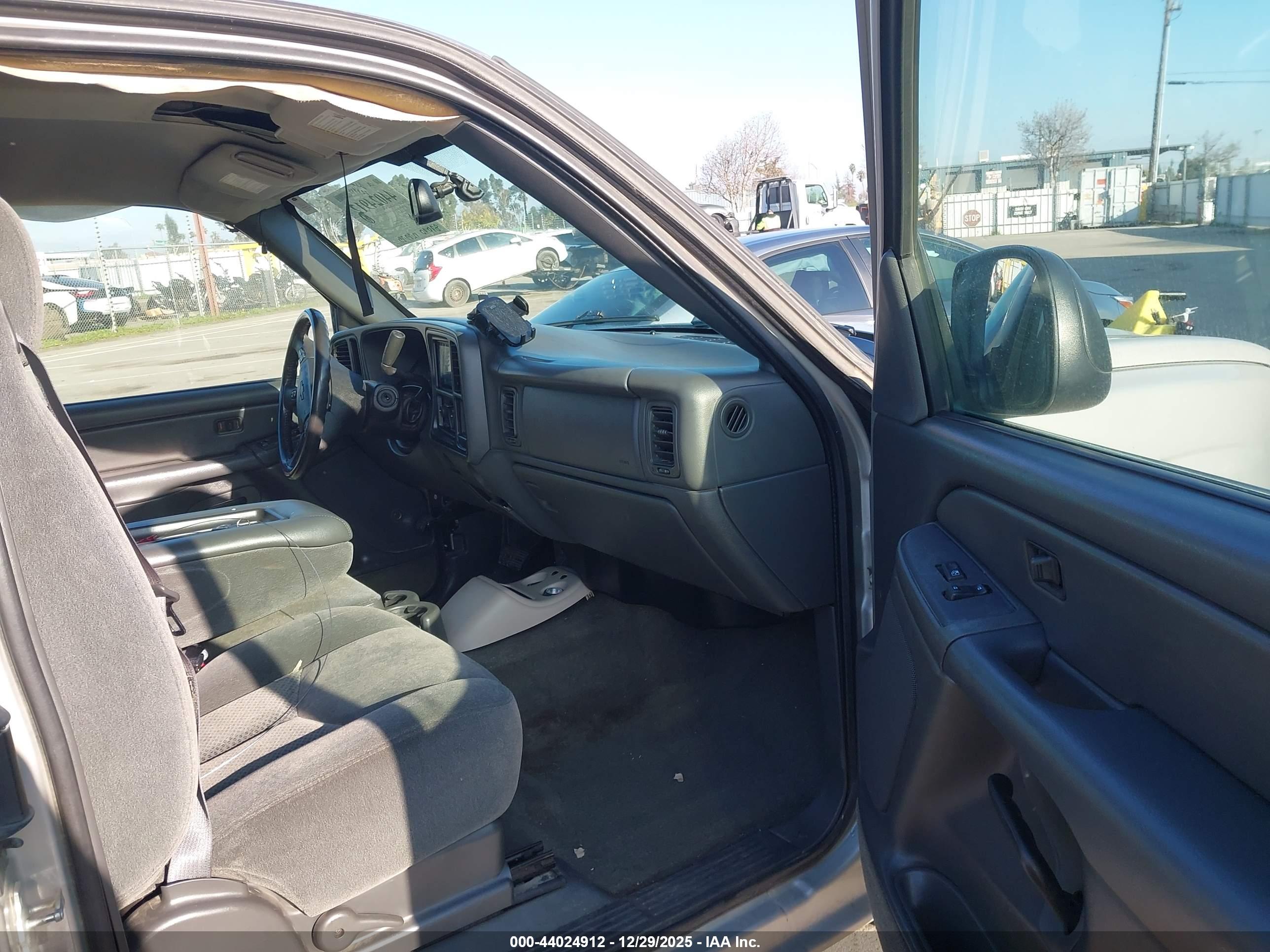 CHEVROLET SILVERADO image 5