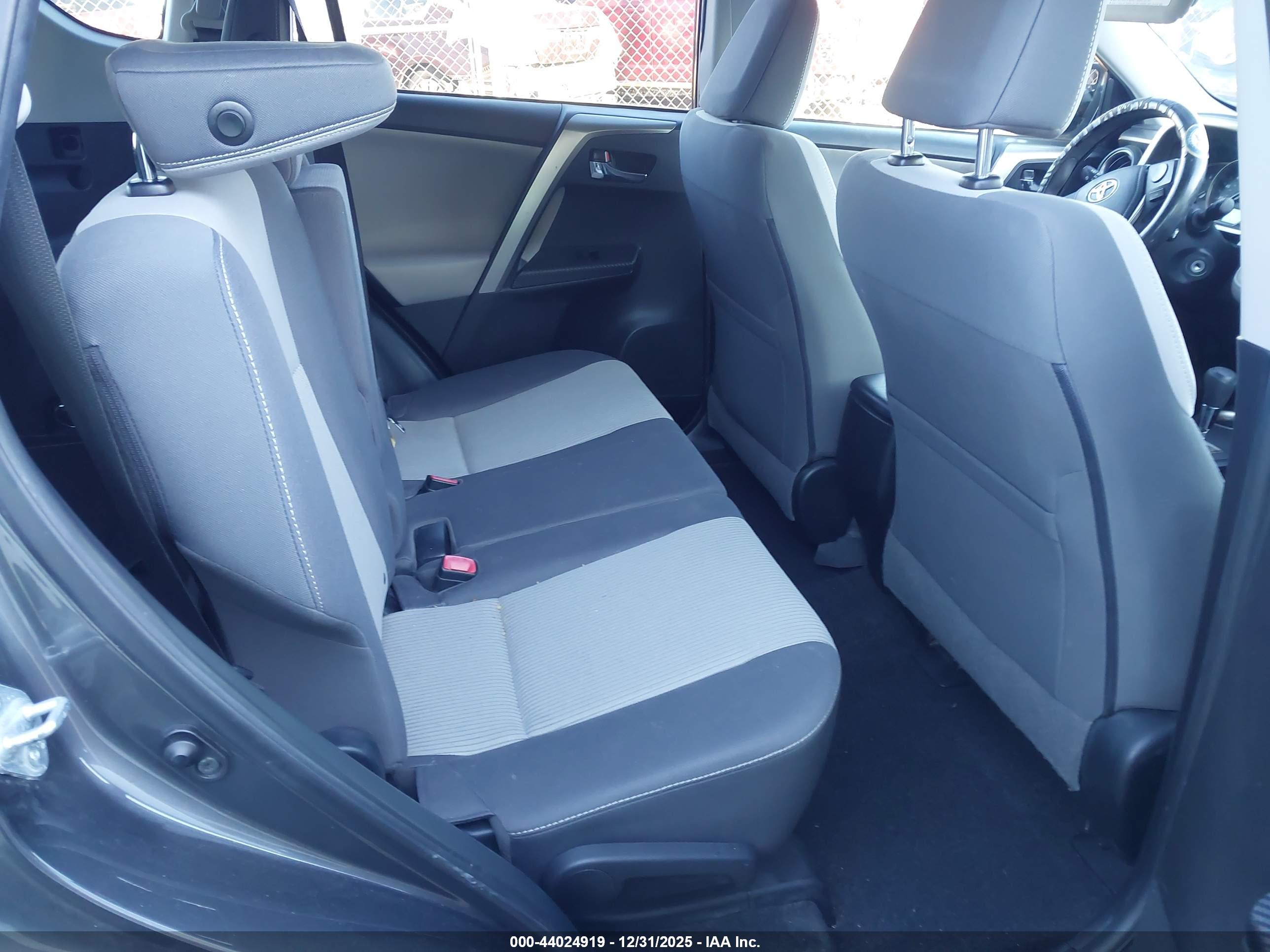 TOYOTA RAV4 image 8
