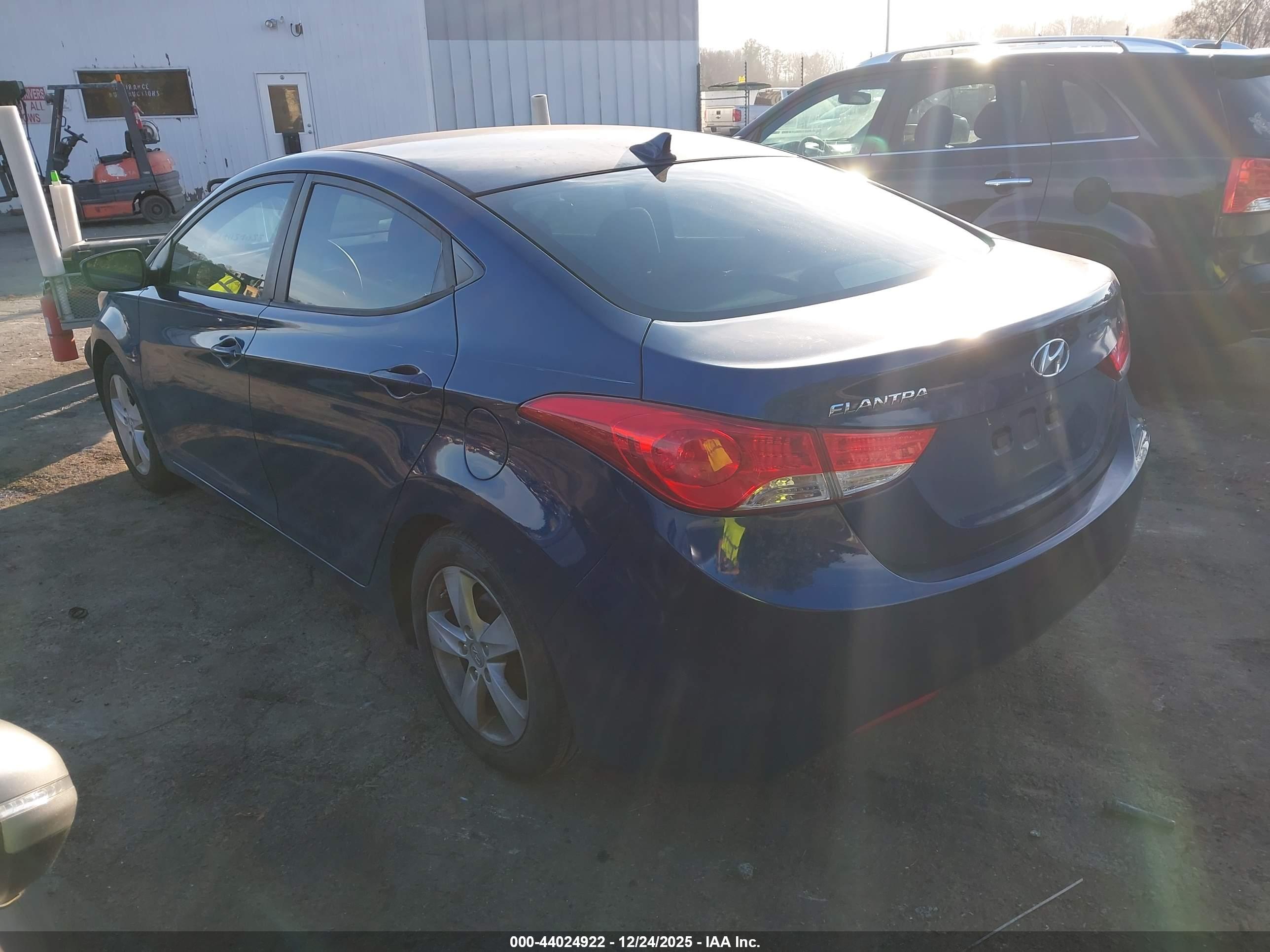 HYUNDAI ELANTRA image 3