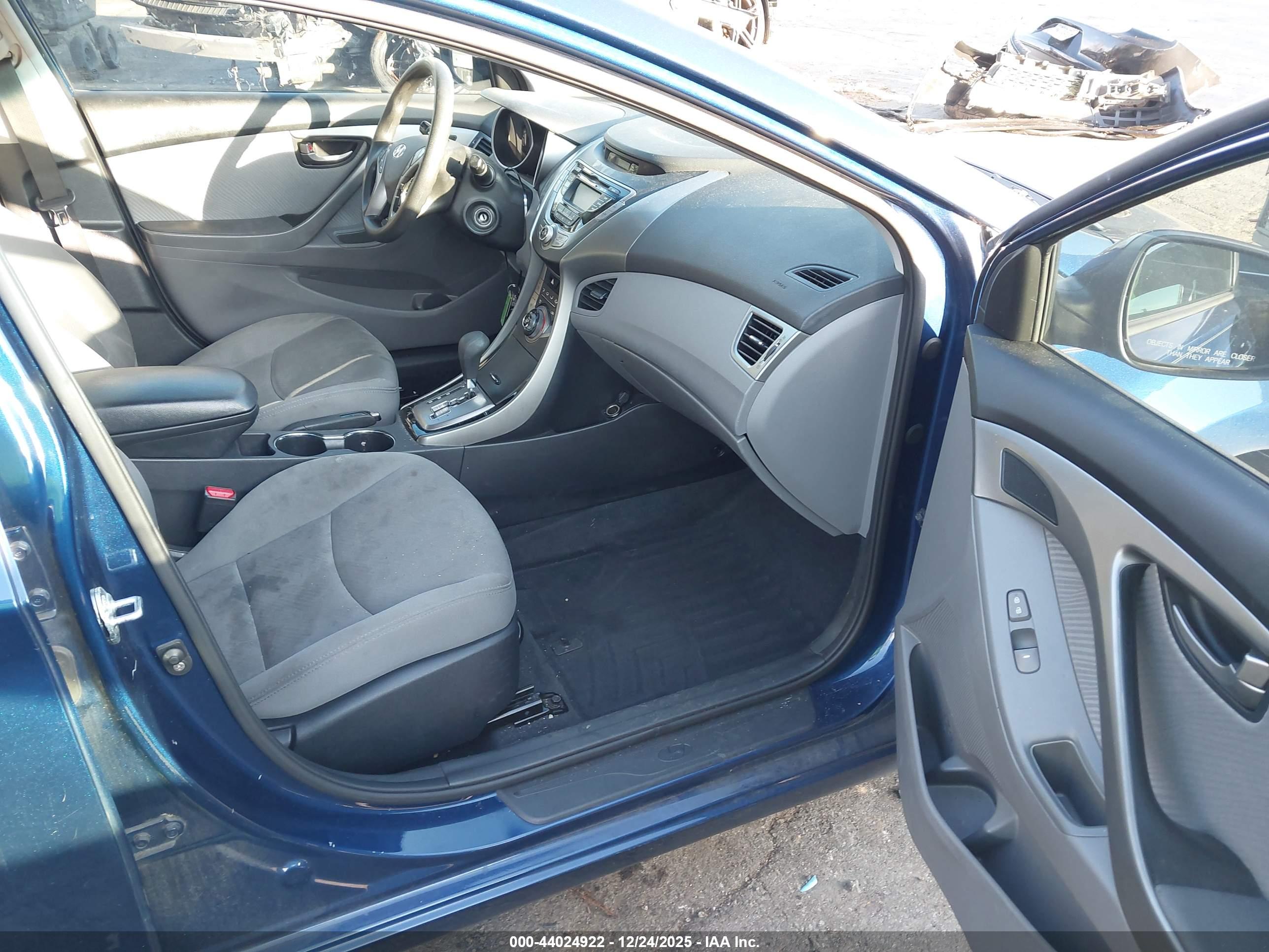 HYUNDAI ELANTRA image 5