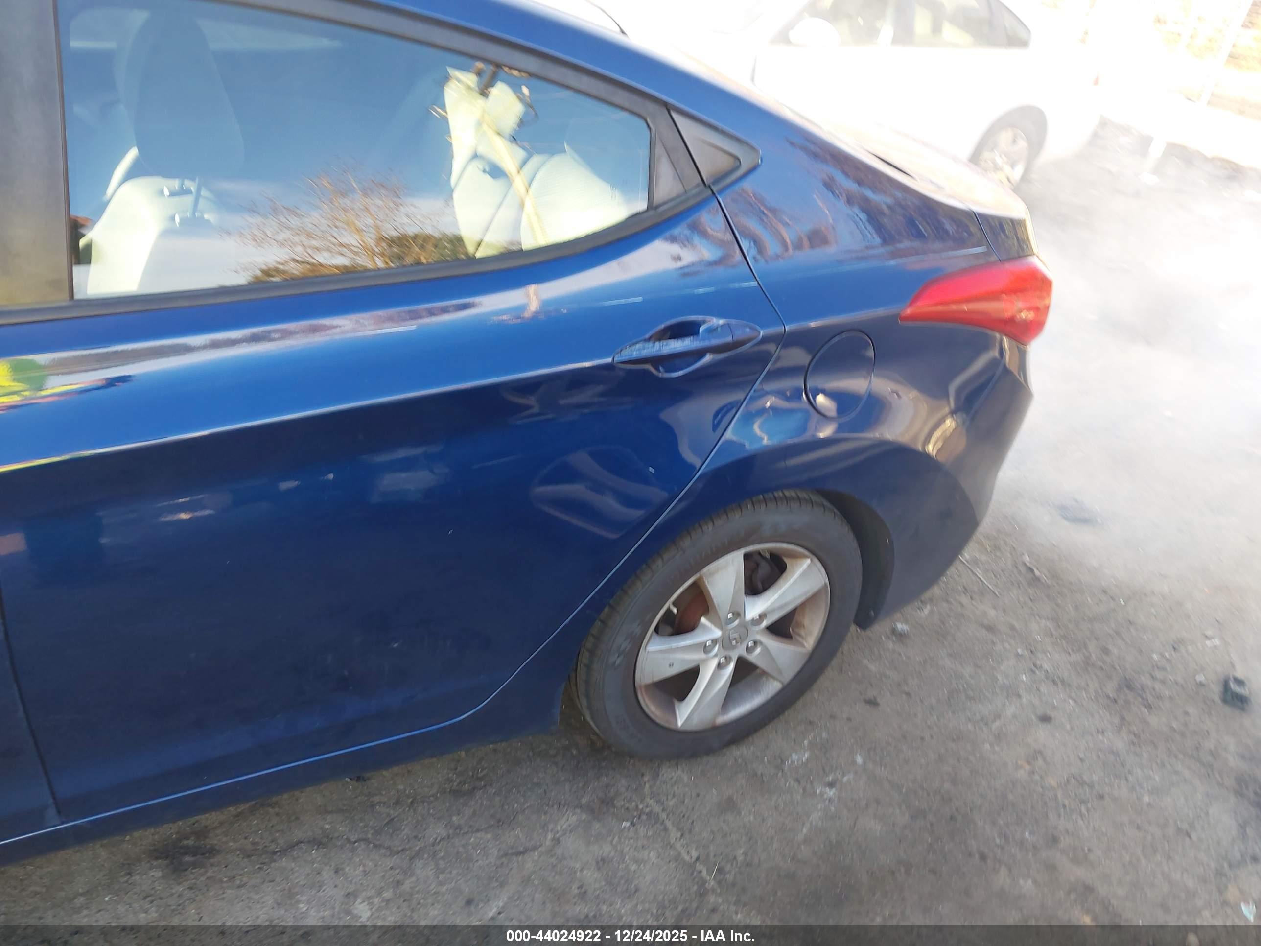 HYUNDAI ELANTRA image 6