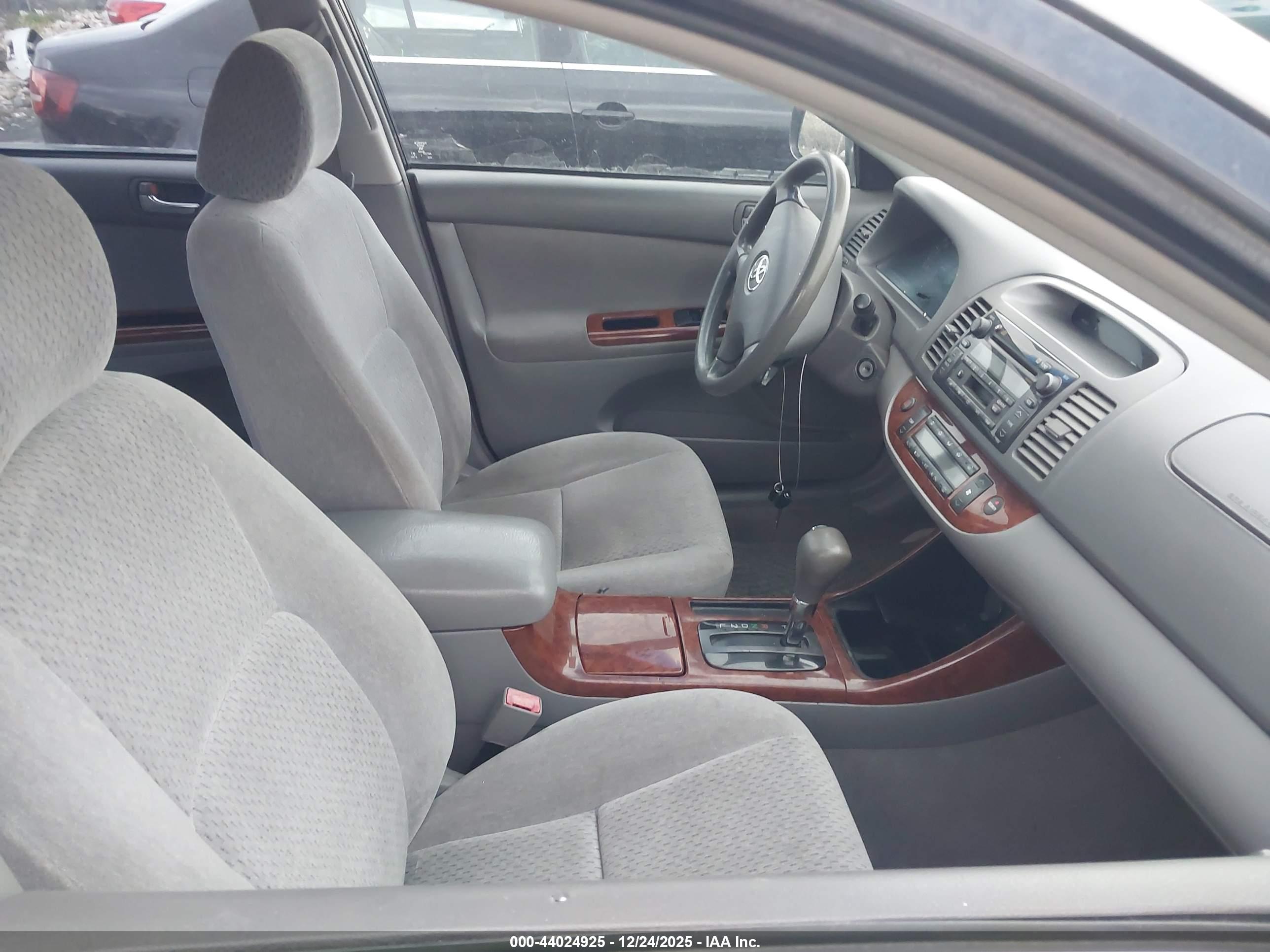 TOYOTA CAMRY image 5