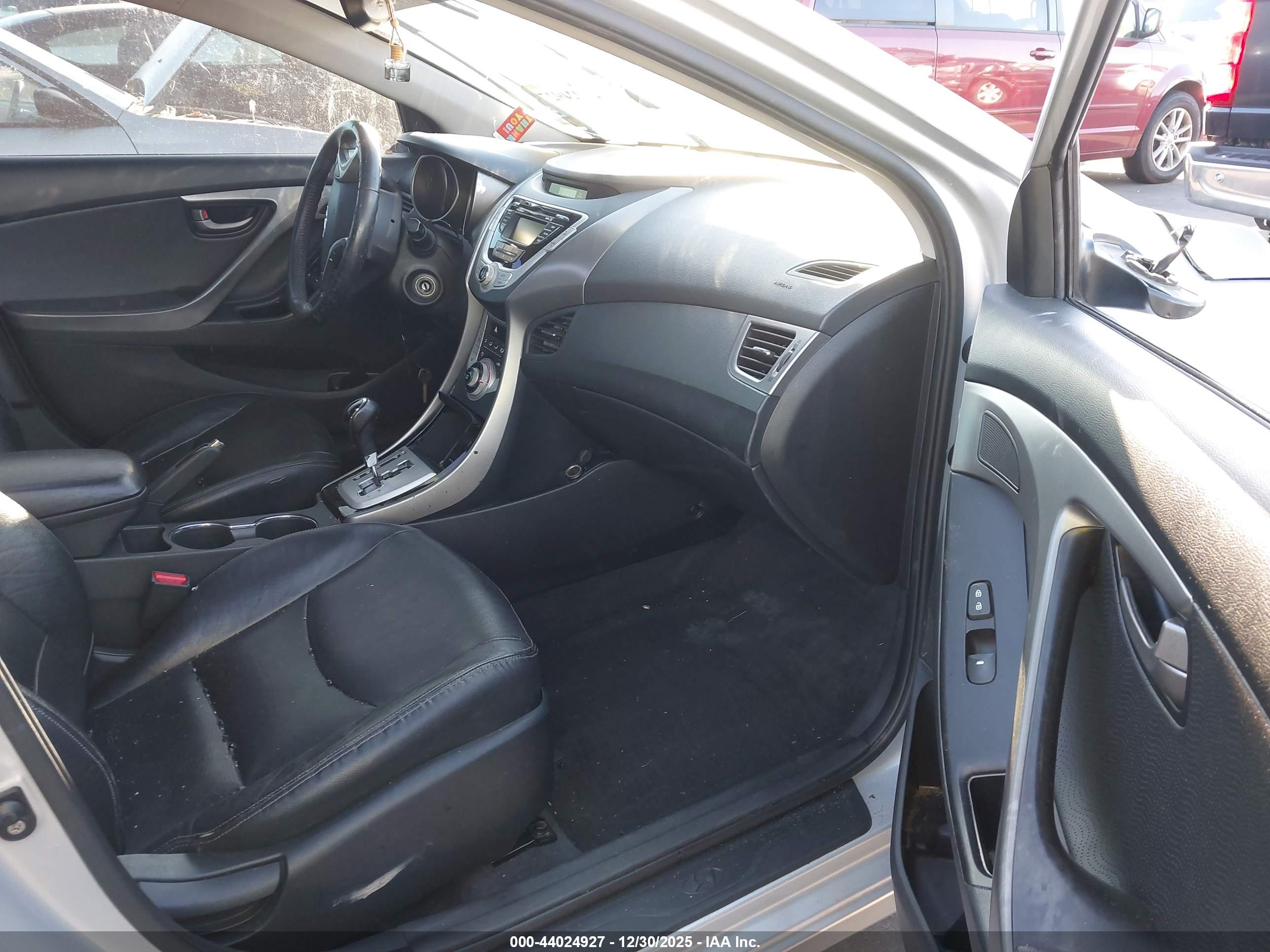 HYUNDAI ELANTRA image 5