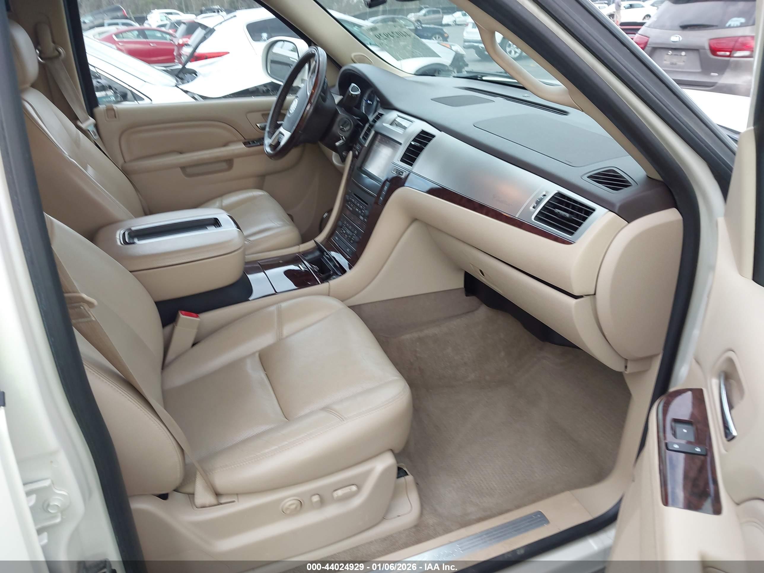 CADILLAC ESCALADE image 5