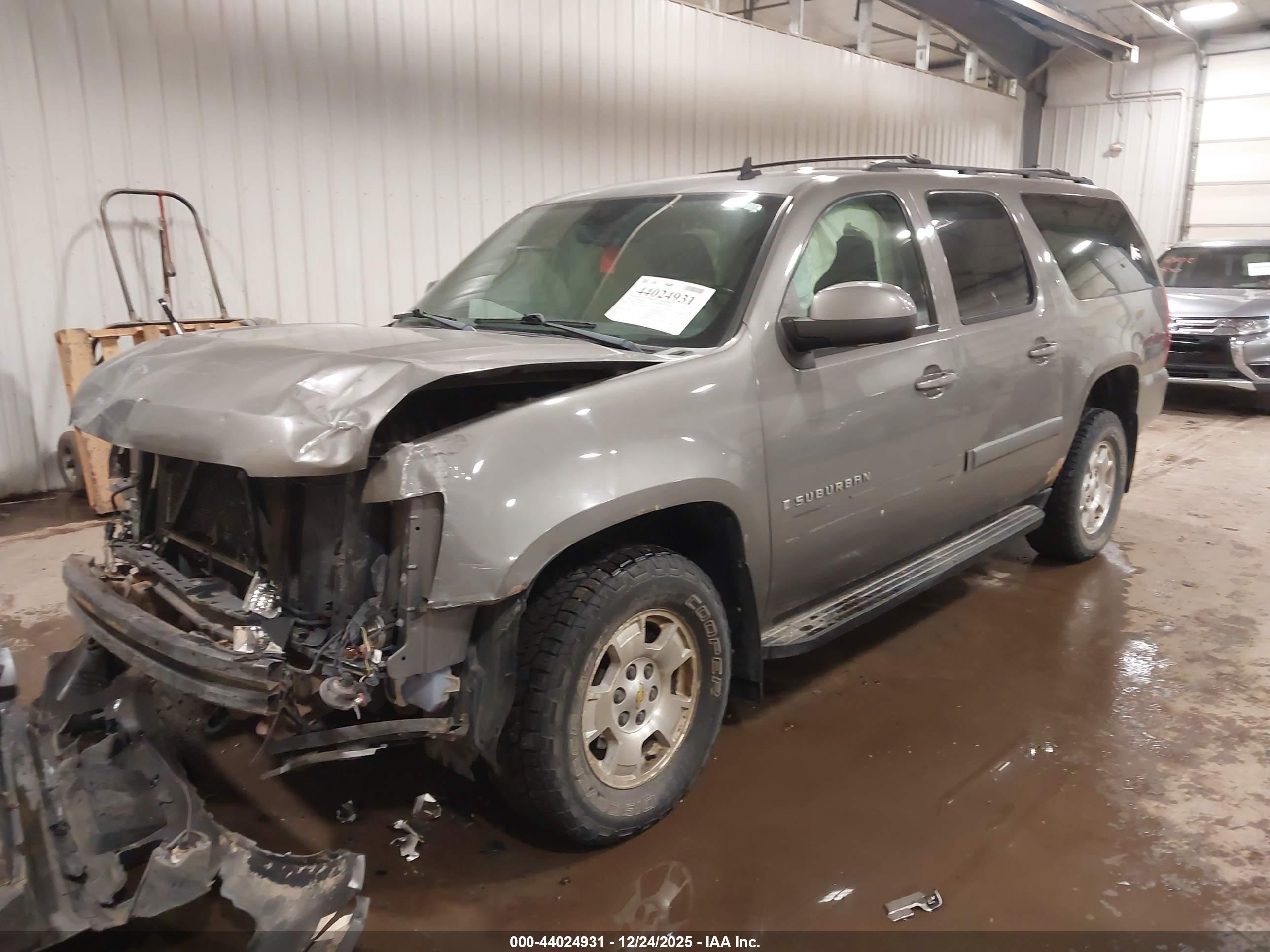 CHEVROLET SUBURBAN image 2