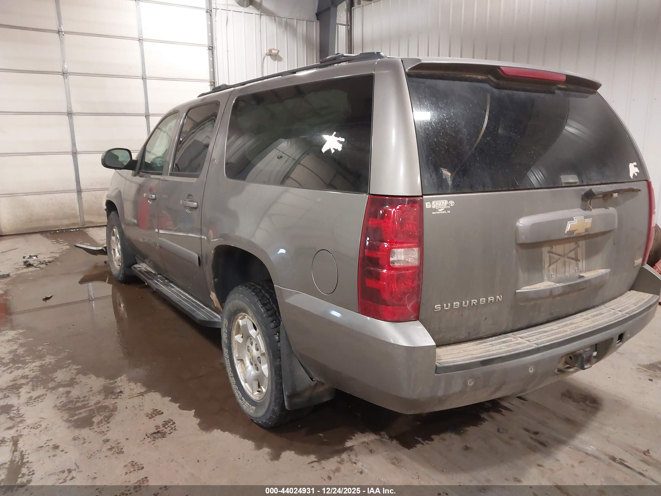 CHEVROLET SUBURBAN image 3