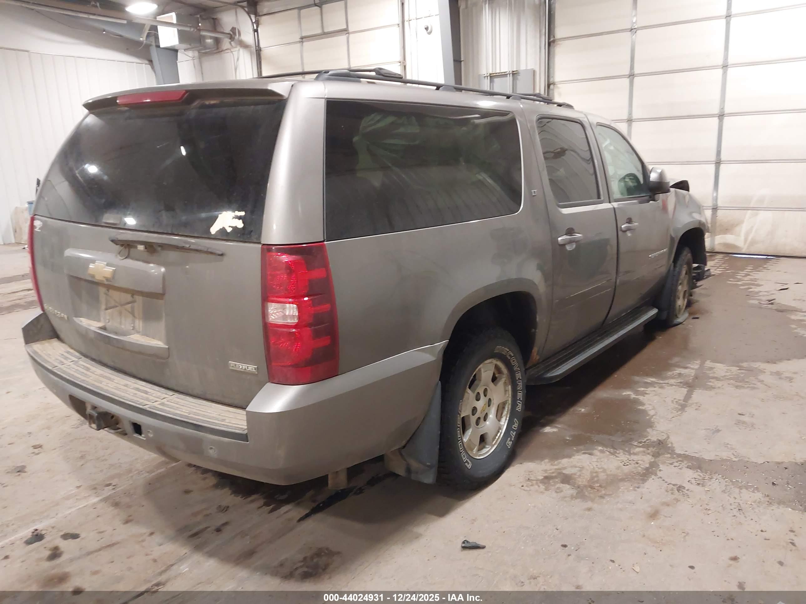 CHEVROLET SUBURBAN image 4