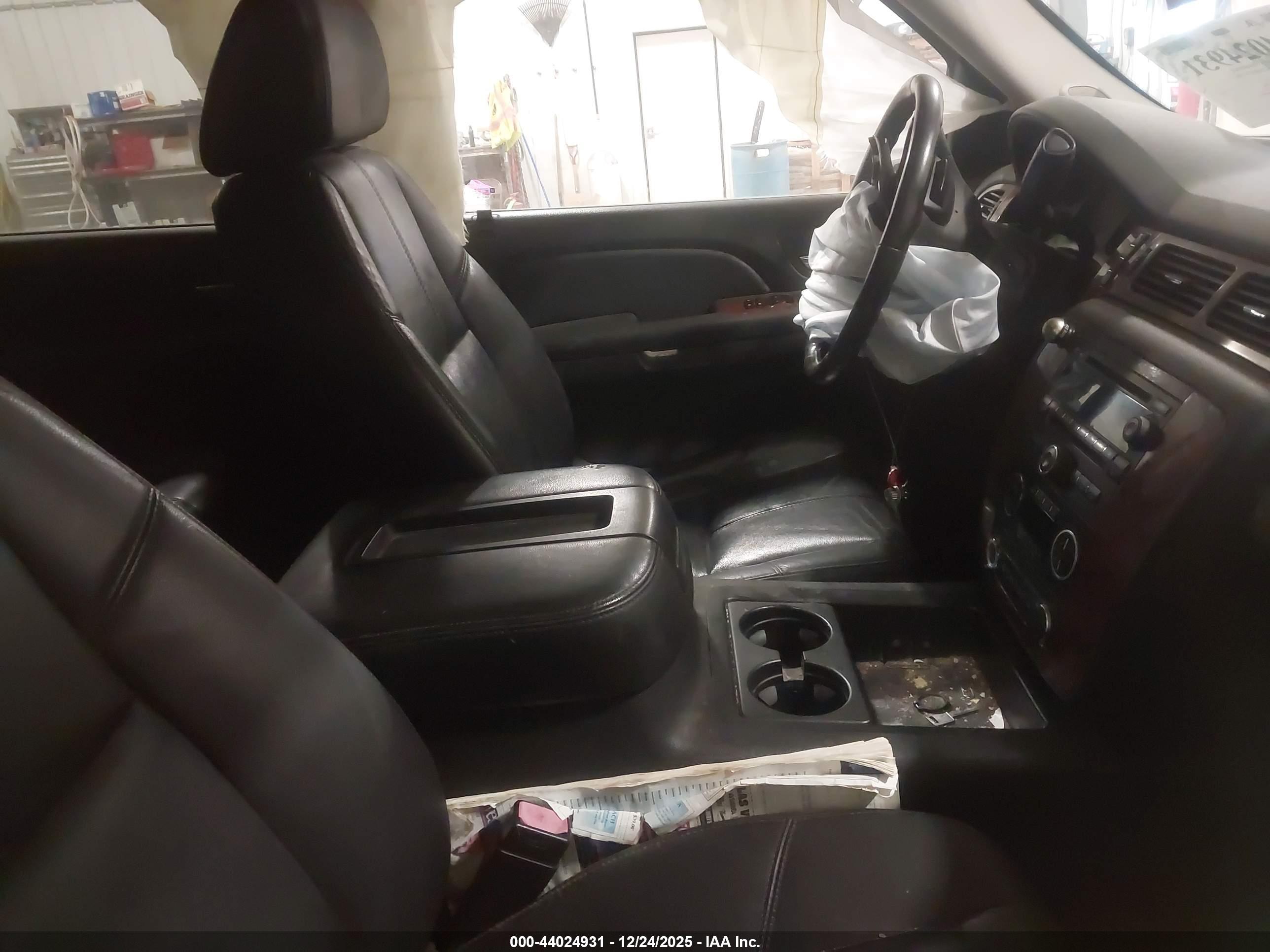 CHEVROLET SUBURBAN image 5