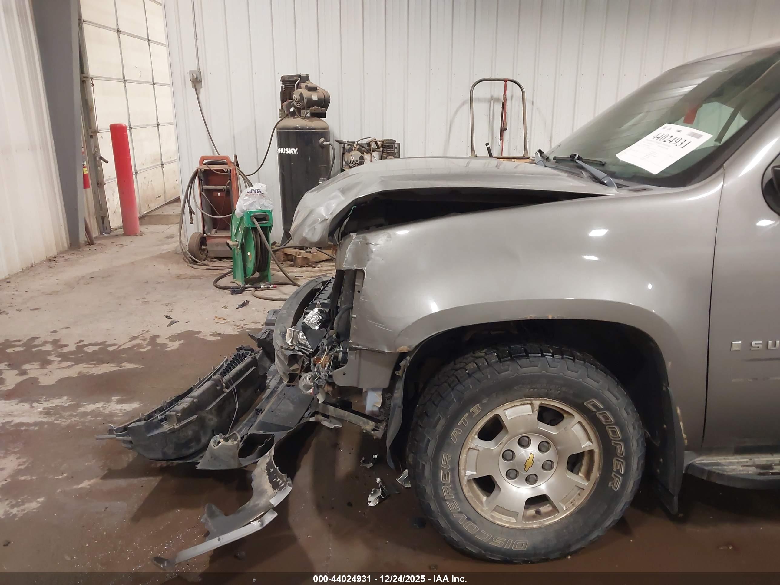 CHEVROLET SUBURBAN image 6