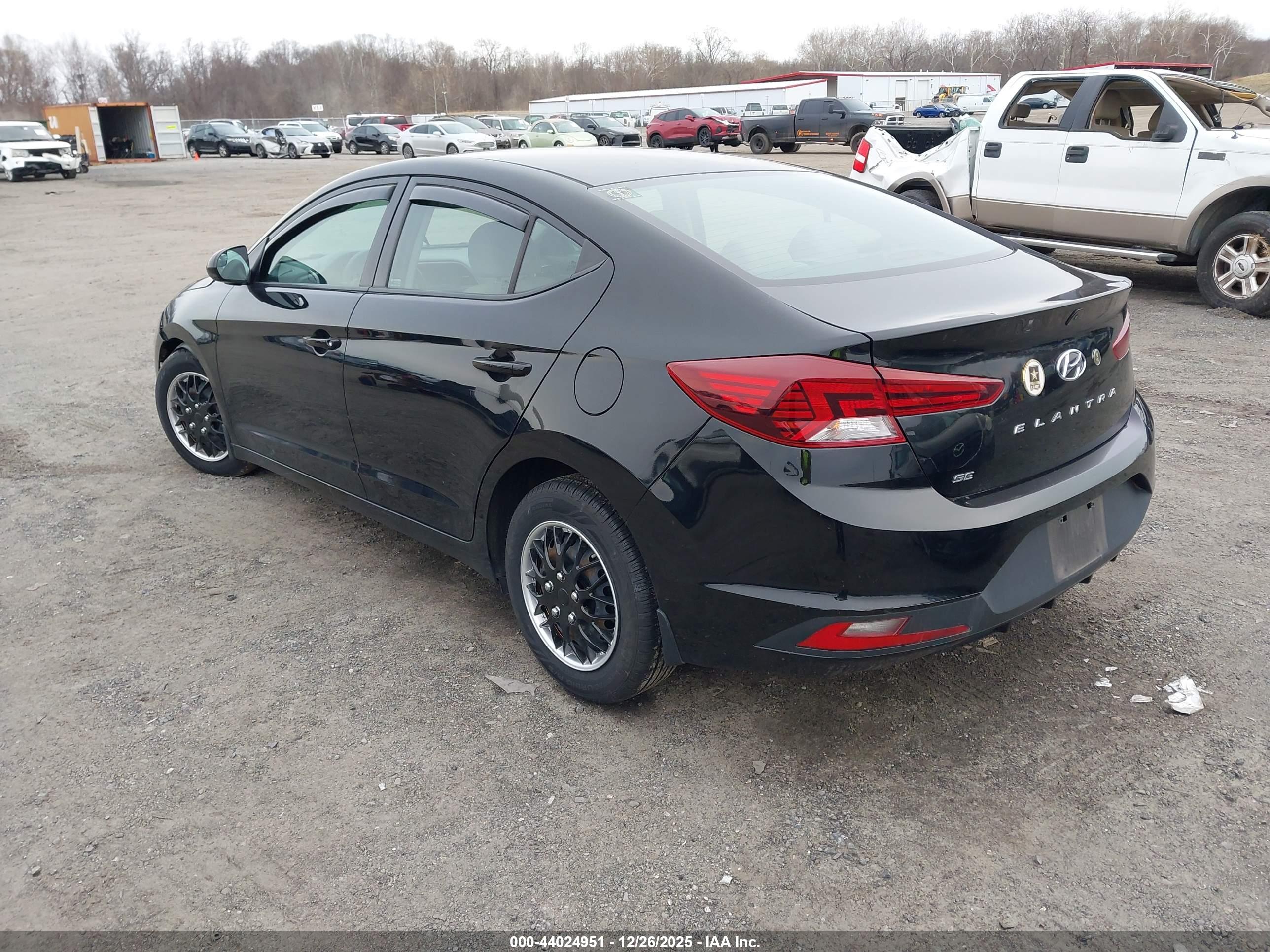 HYUNDAI ELANTRA image 3