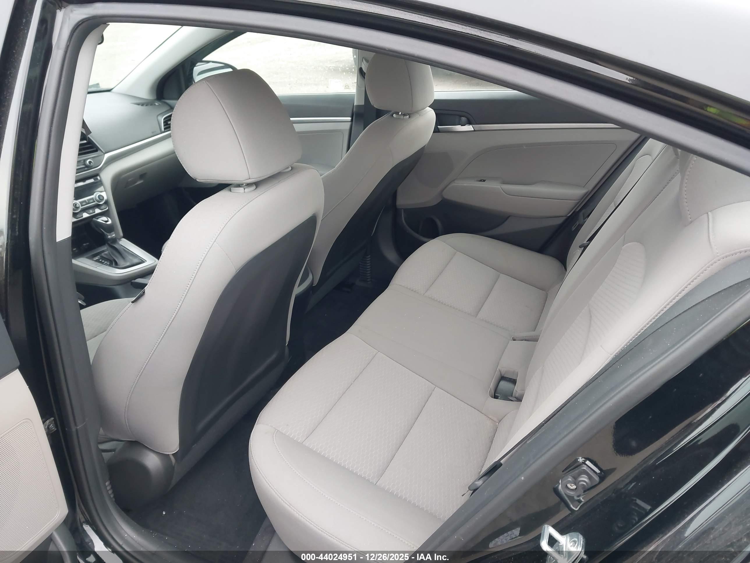 HYUNDAI ELANTRA image 8