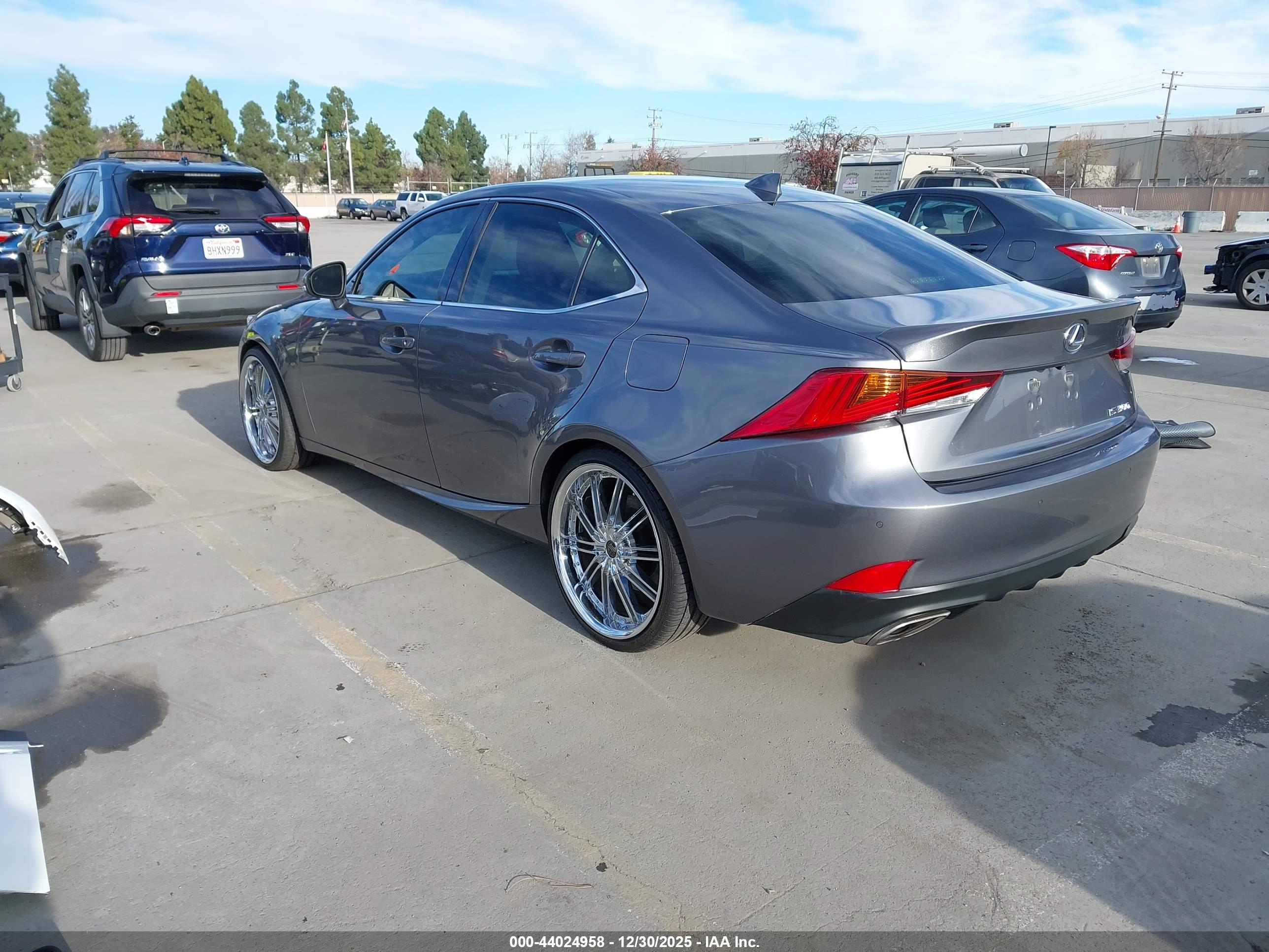 LEXUS IS image 3
