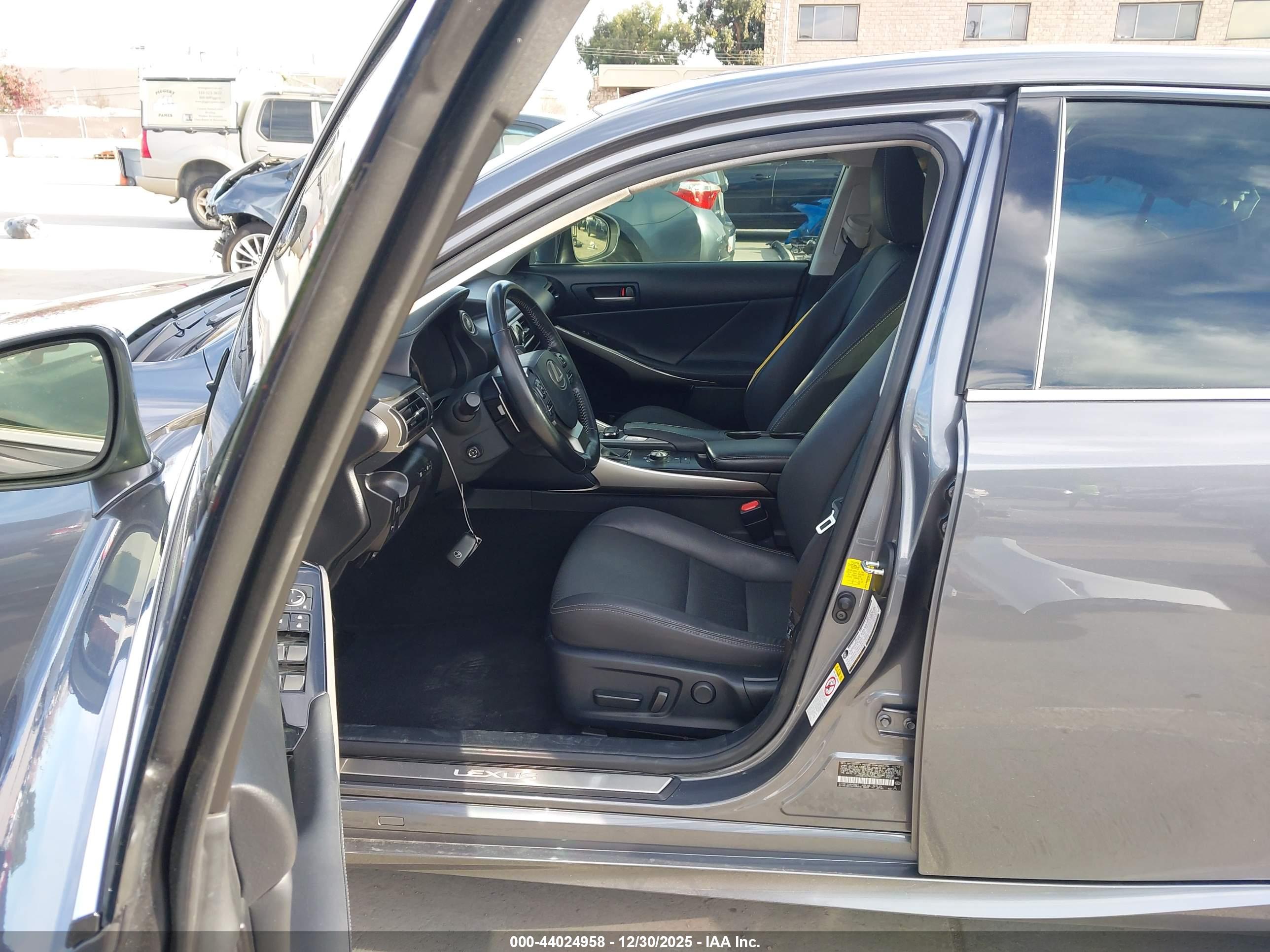 LEXUS IS image 5