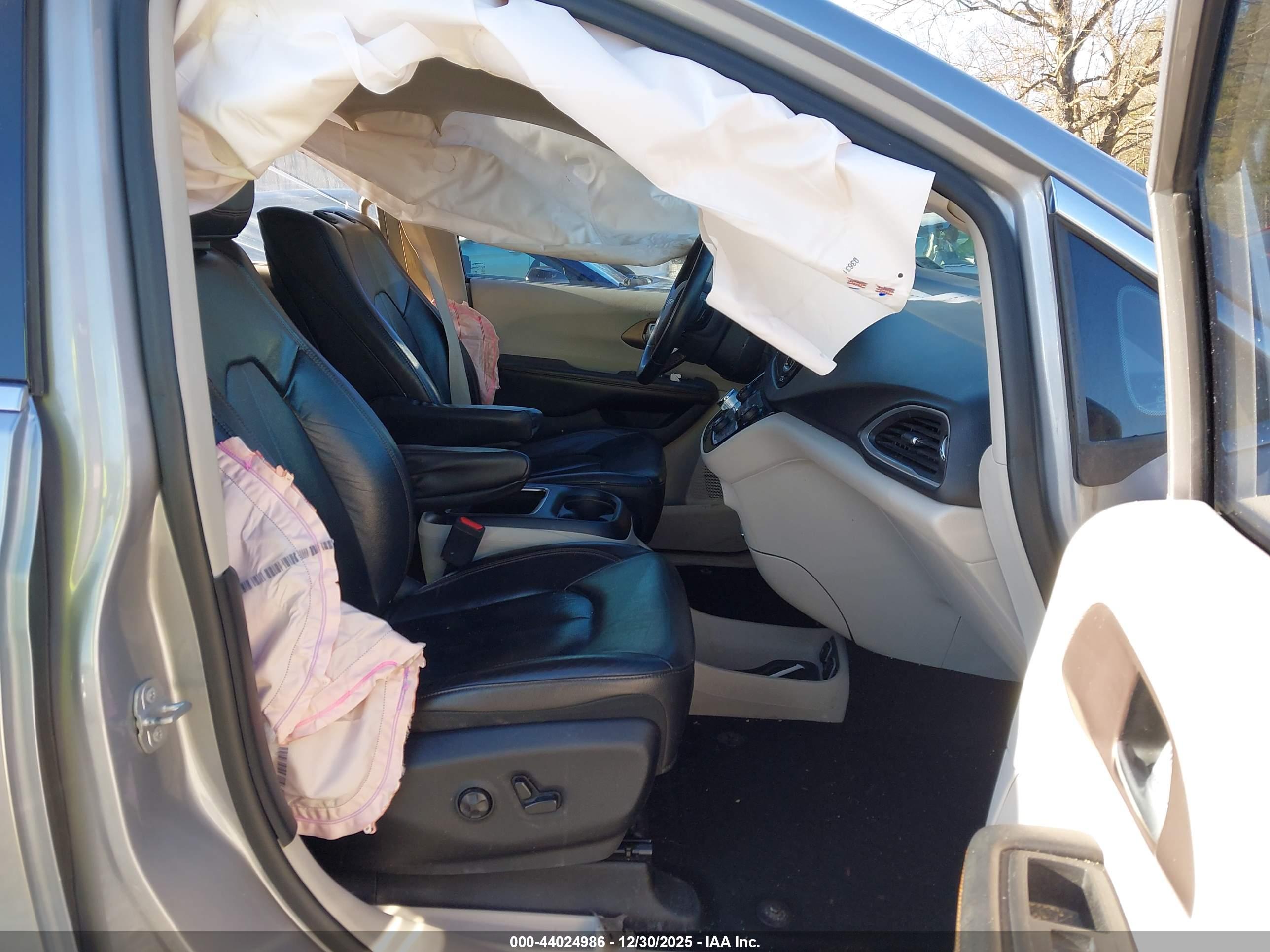 CHRYSLER PACIFICA image 5