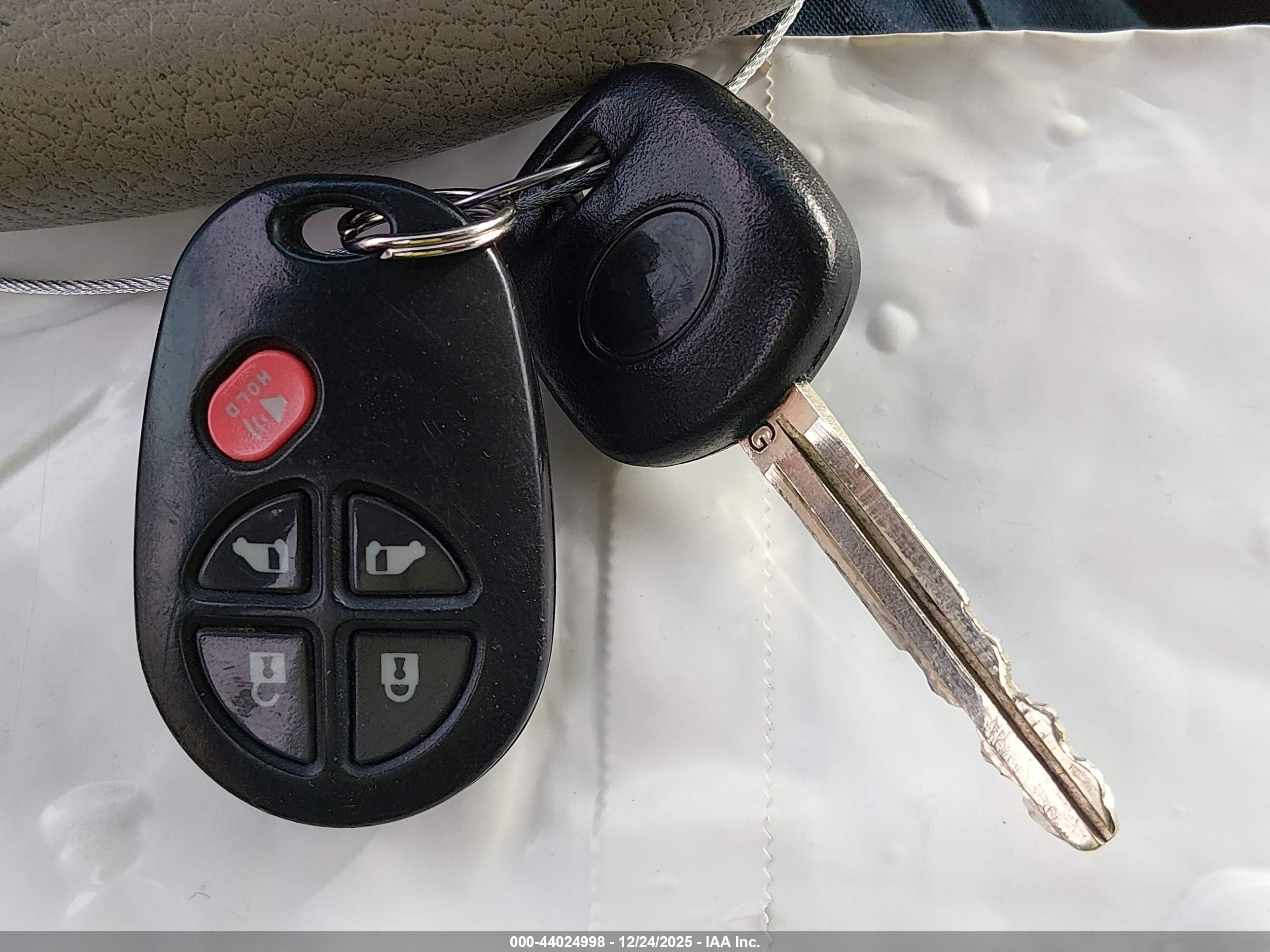TOYOTA SIENNA image 11