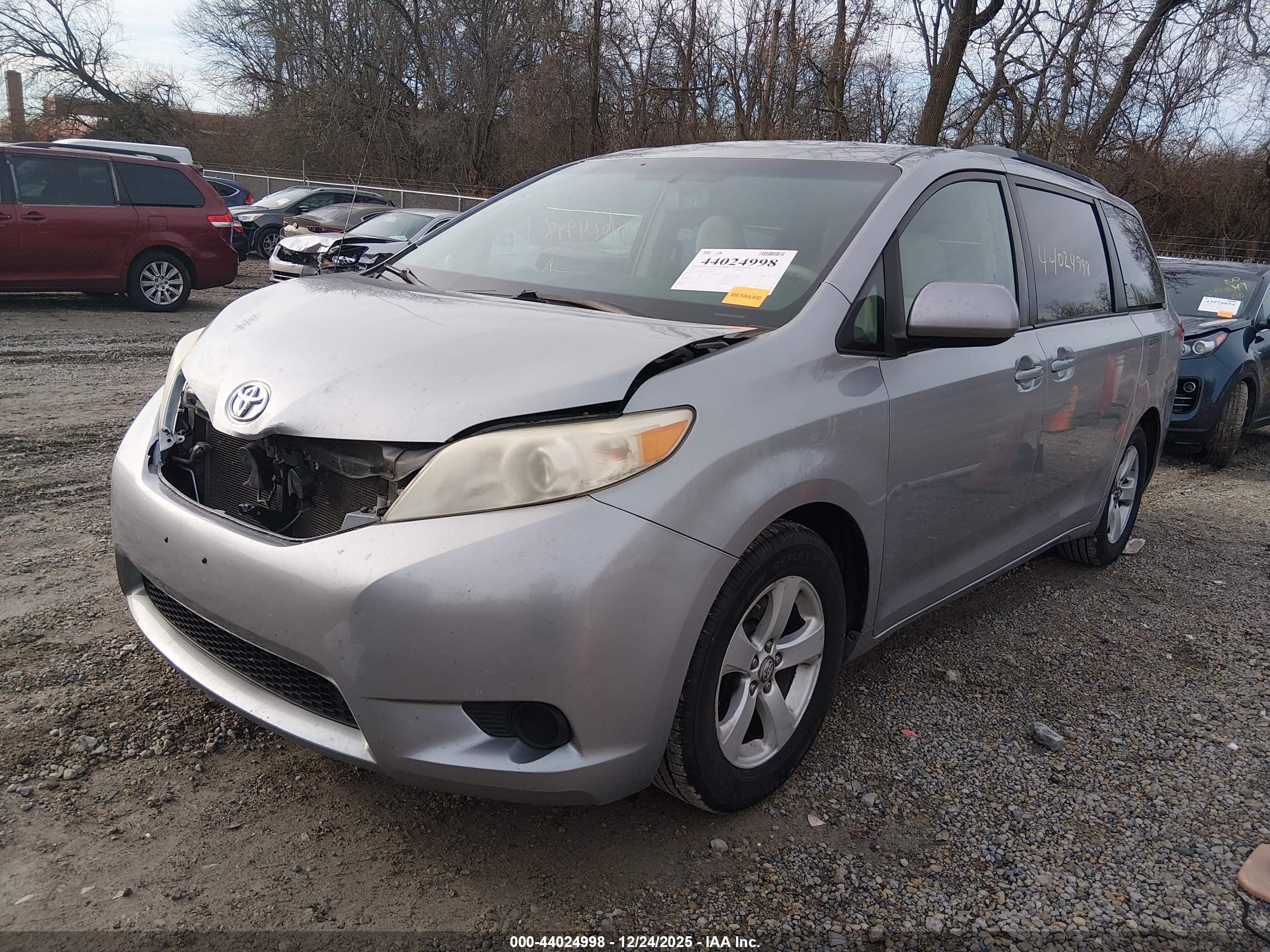 TOYOTA SIENNA image 2