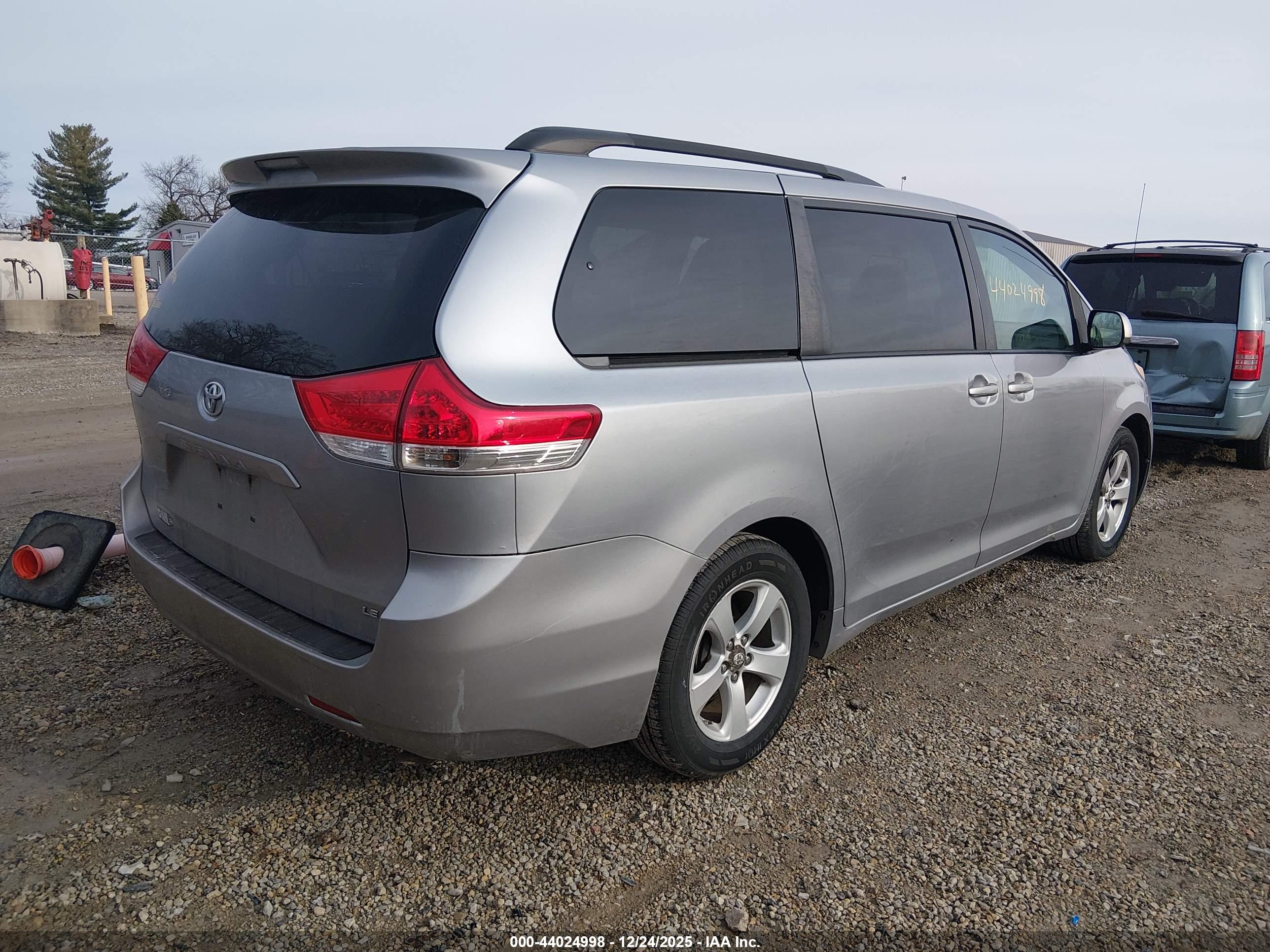 TOYOTA SIENNA image 4