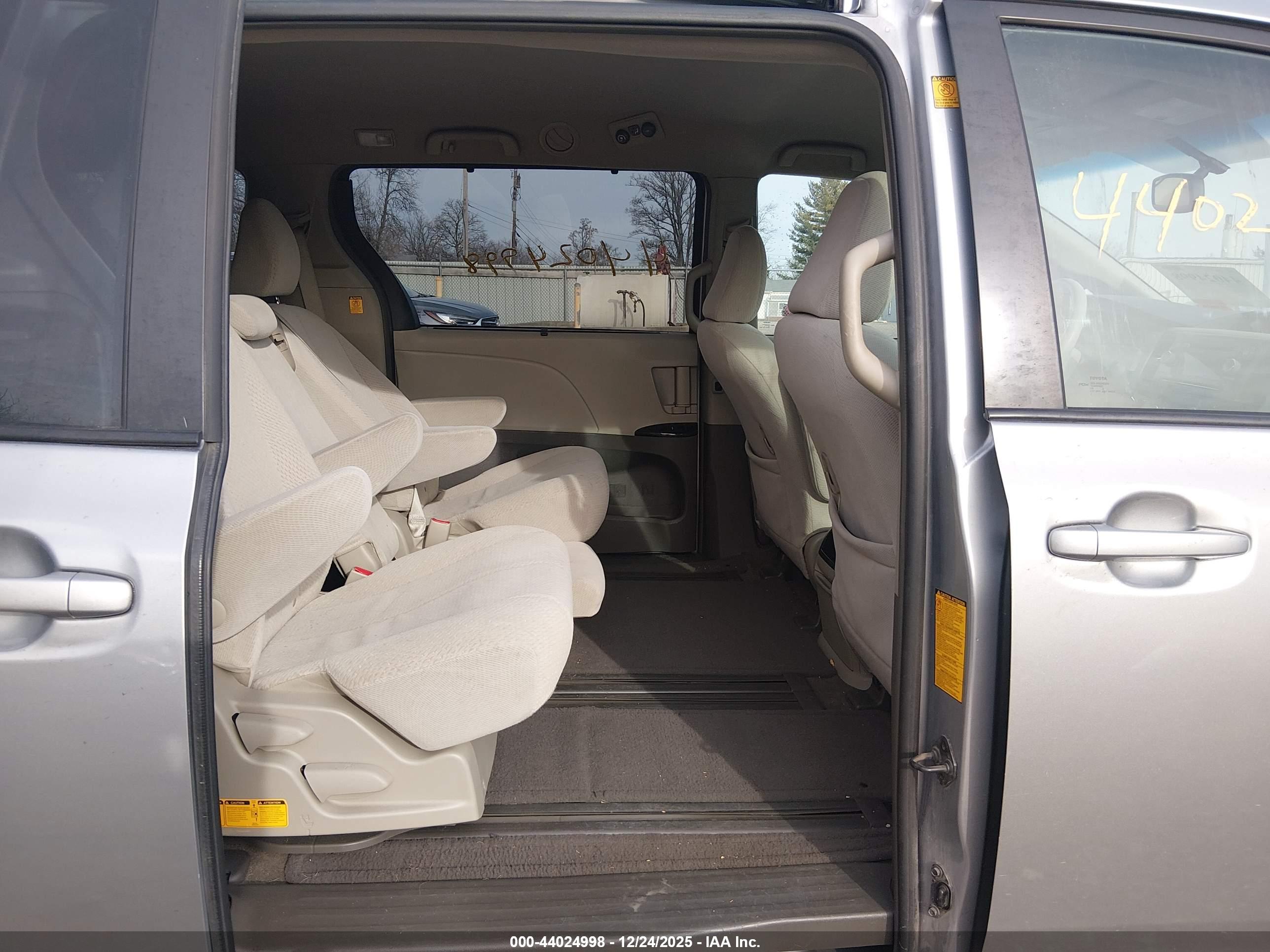 TOYOTA SIENNA image 8