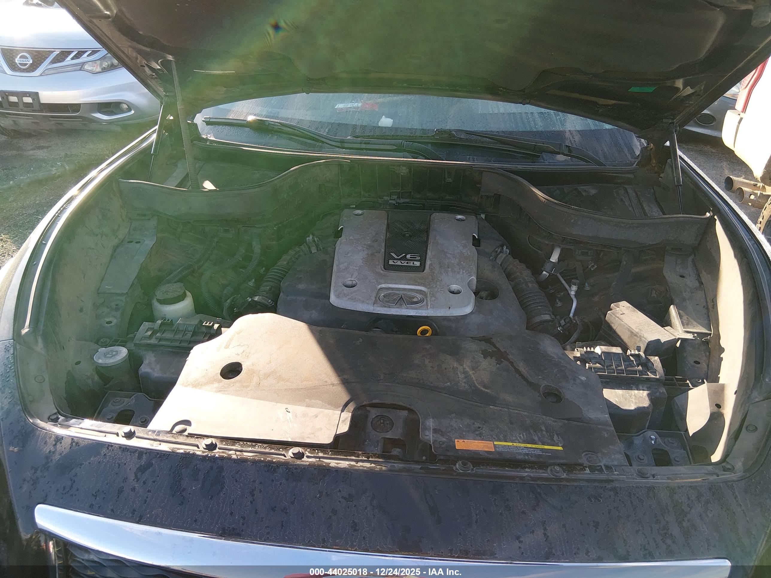 INFINITI QX70 image 10