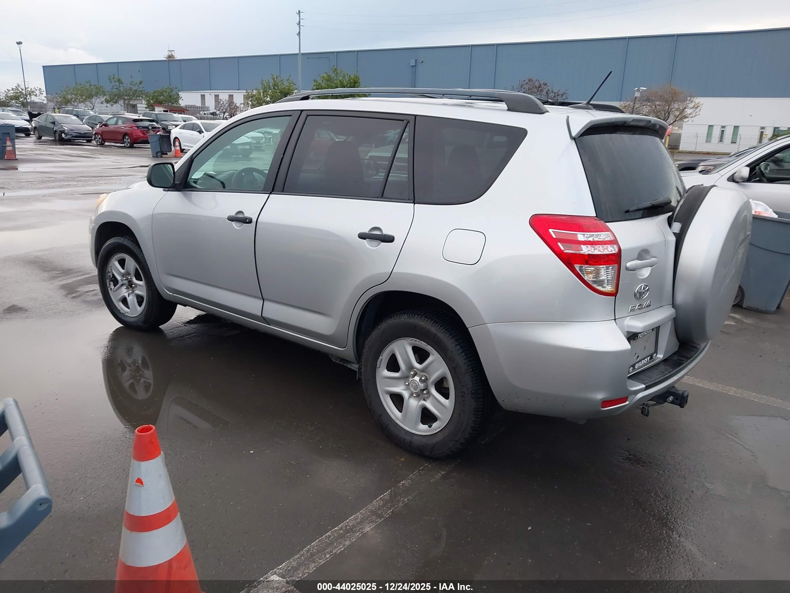 TOYOTA RAV4 image 3