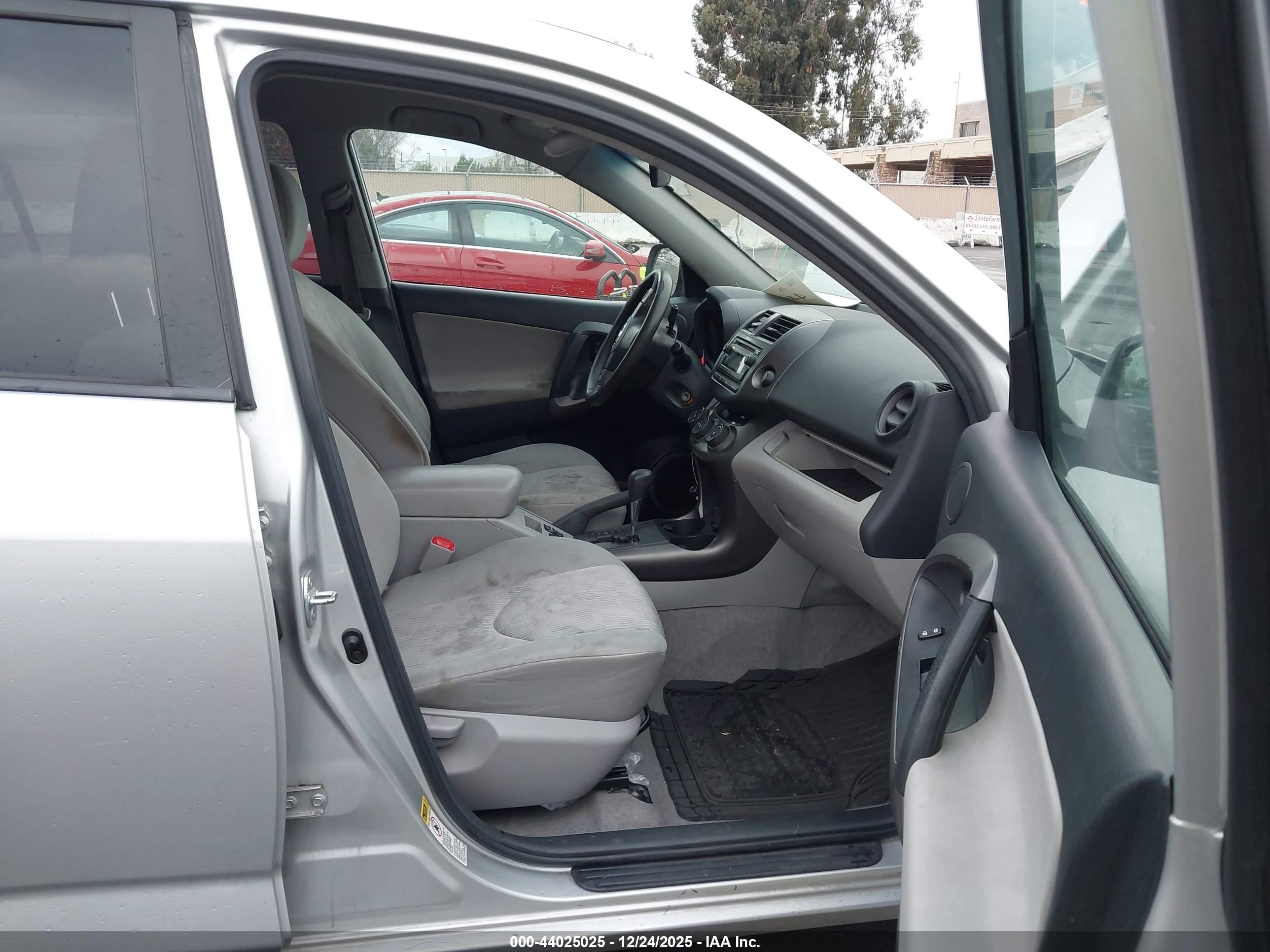 TOYOTA RAV4 image 5