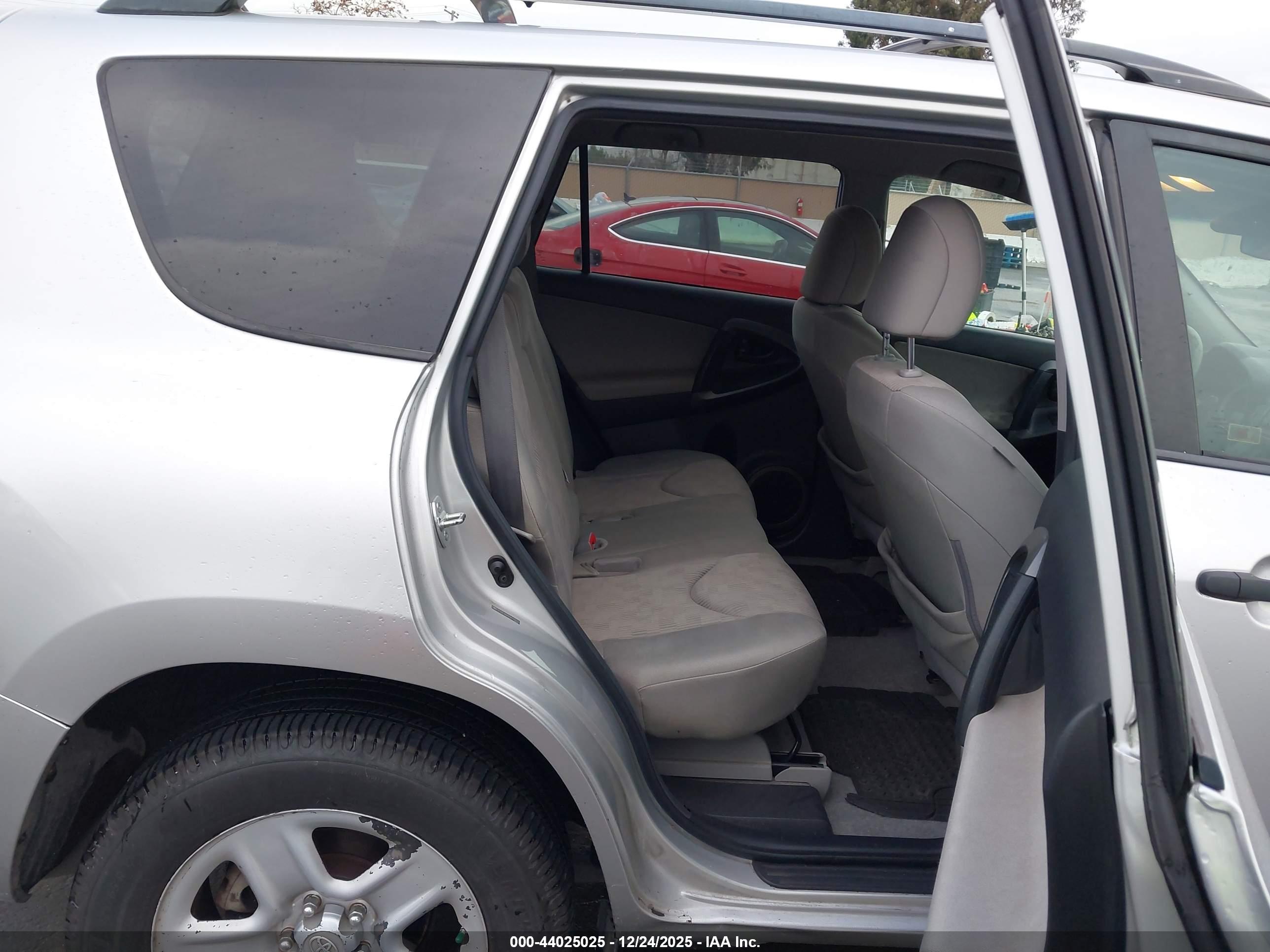 TOYOTA RAV4 image 8