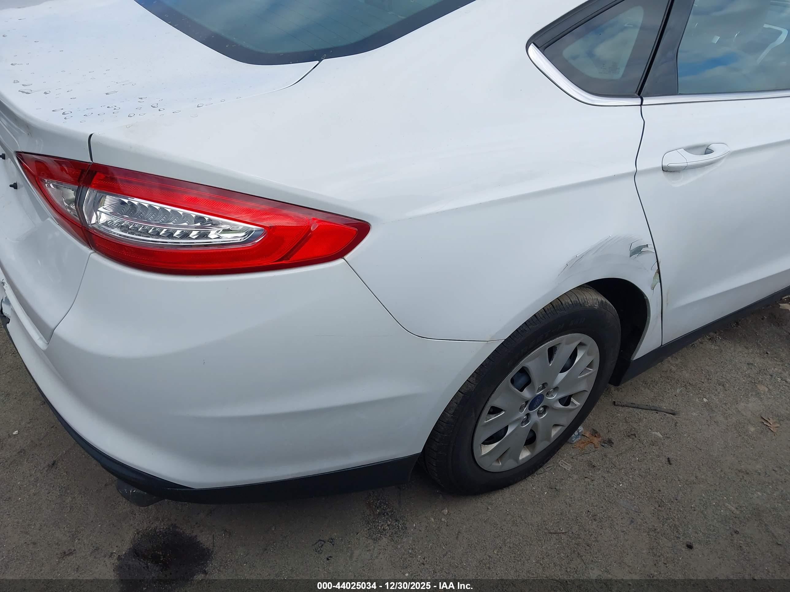 FORD FUSION image 4