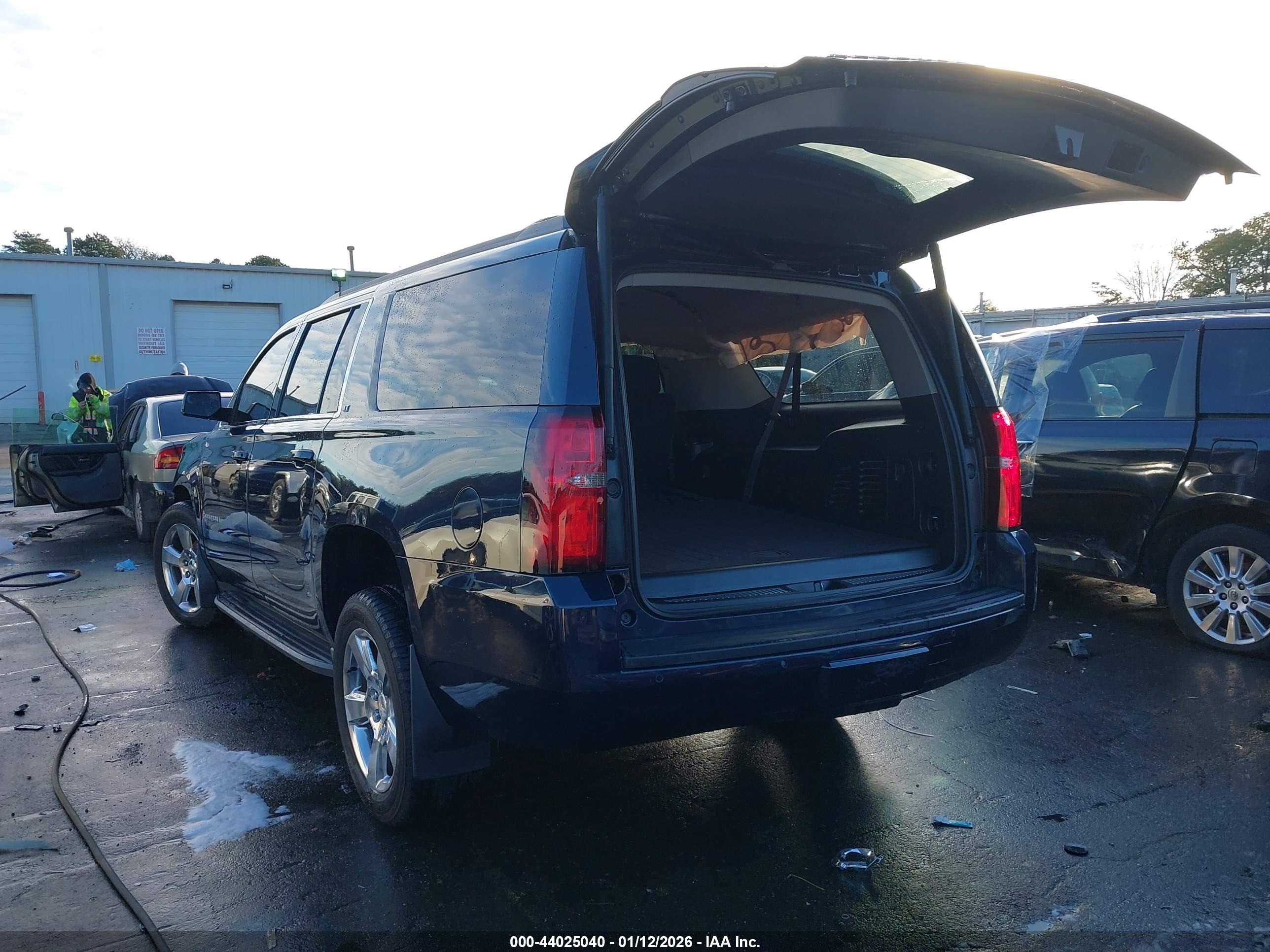 CHEVROLET SUBURBAN image 3