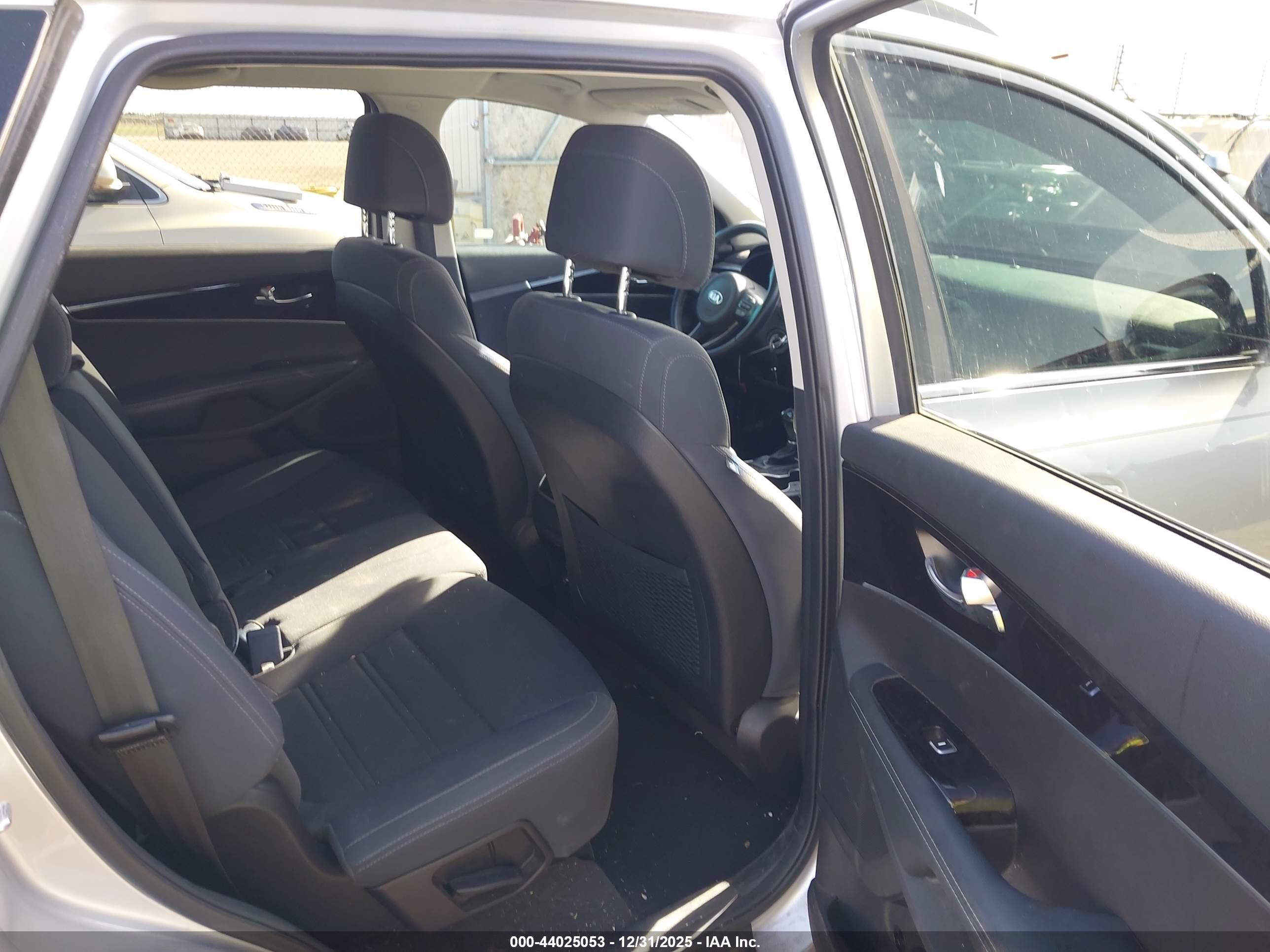 KIA SORENTO image 8