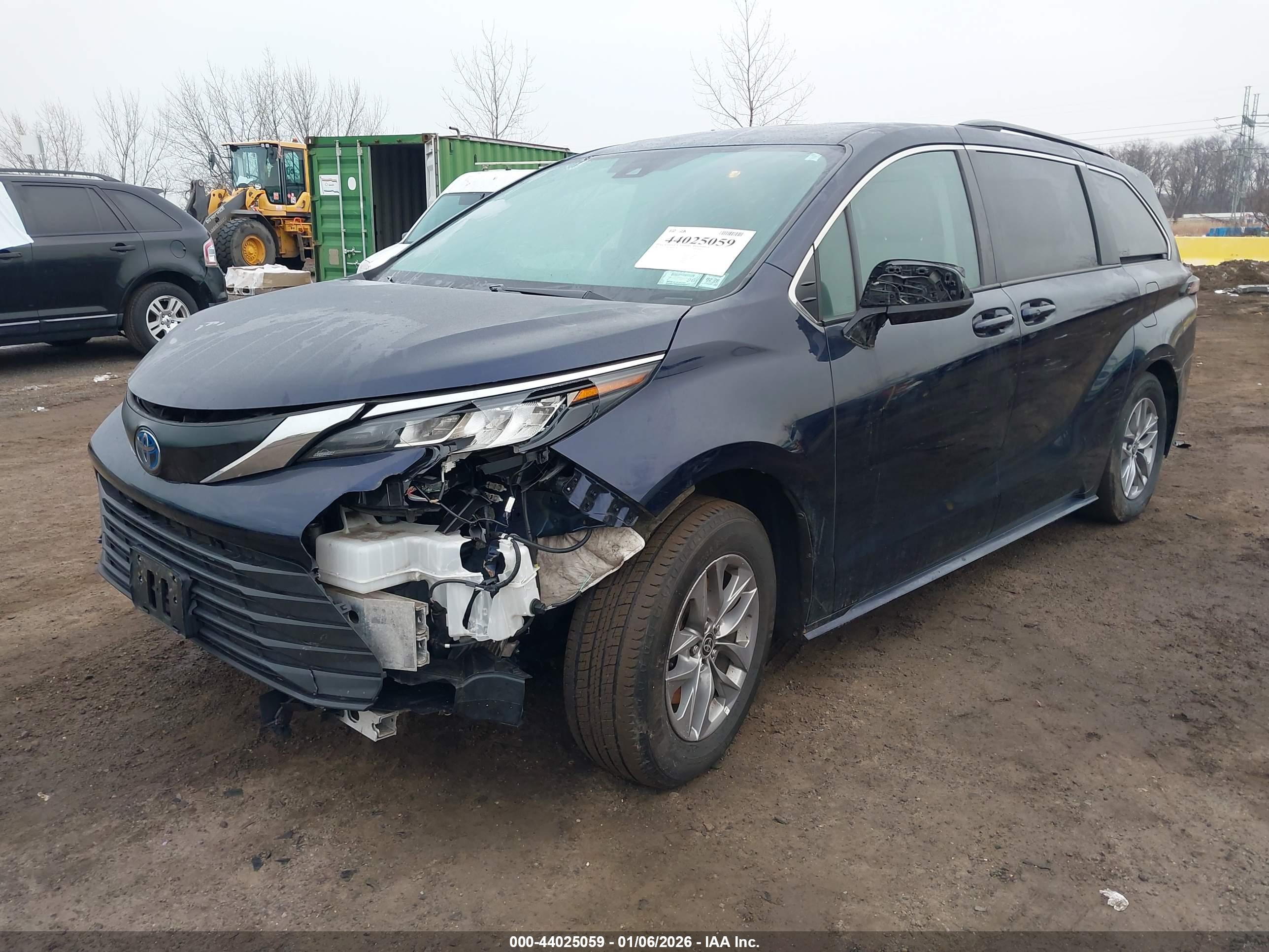 TOYOTA SIENNA image 2