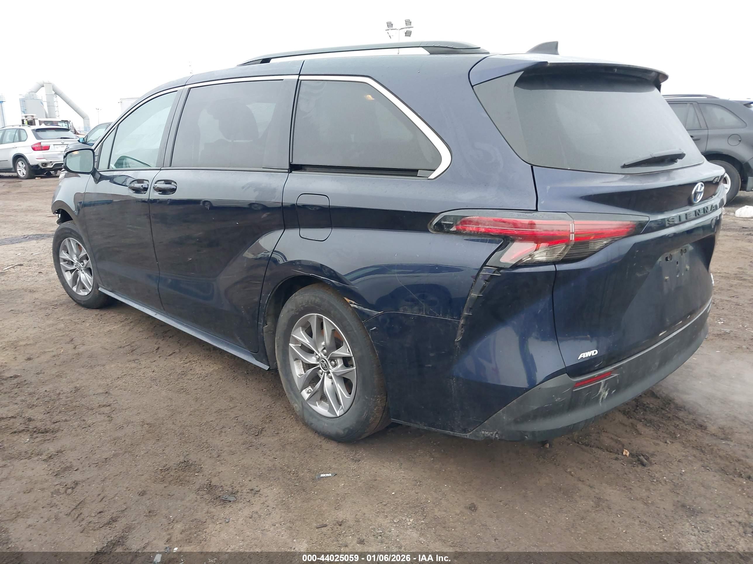 TOYOTA SIENNA image 3