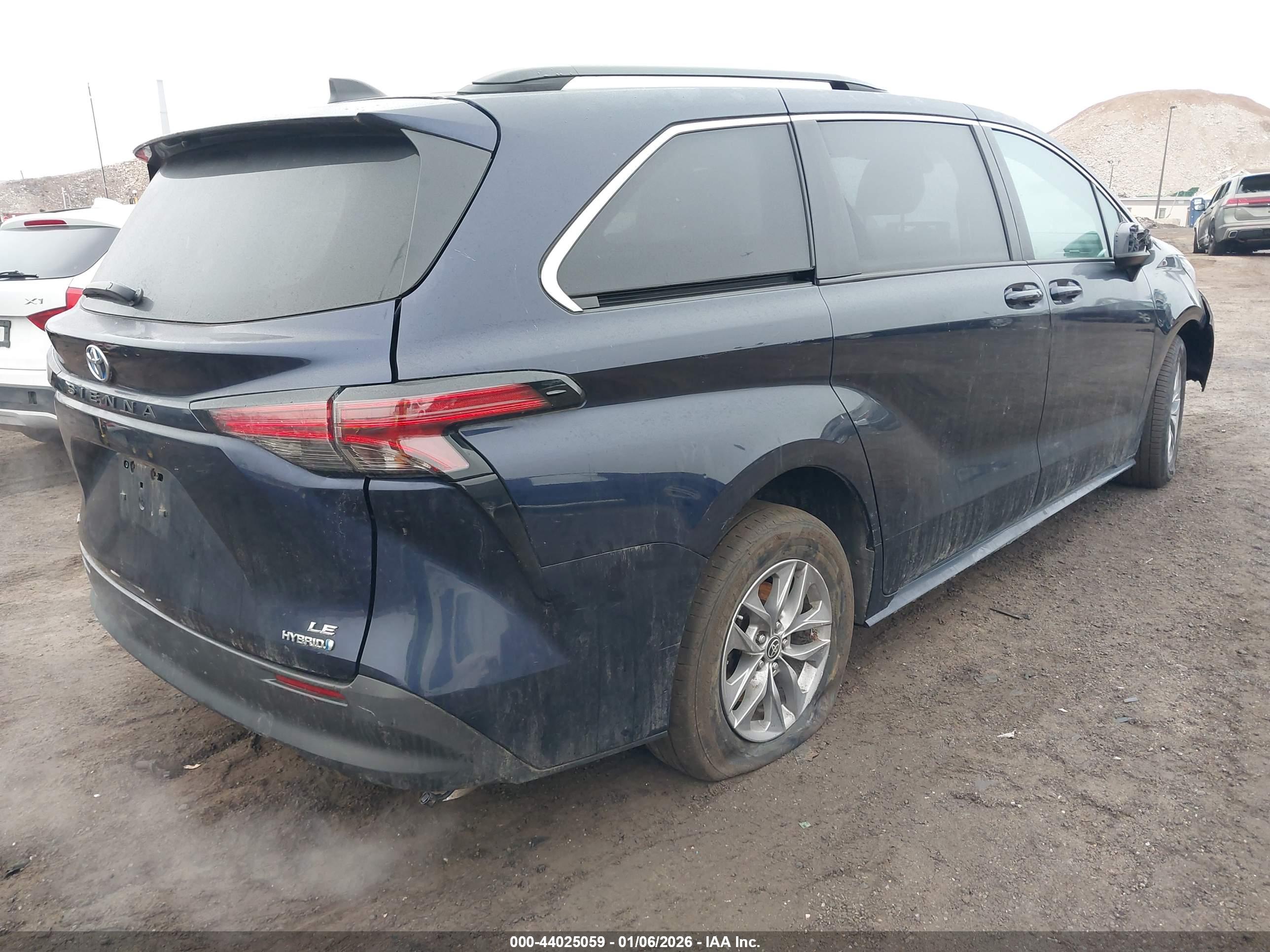 TOYOTA SIENNA image 4