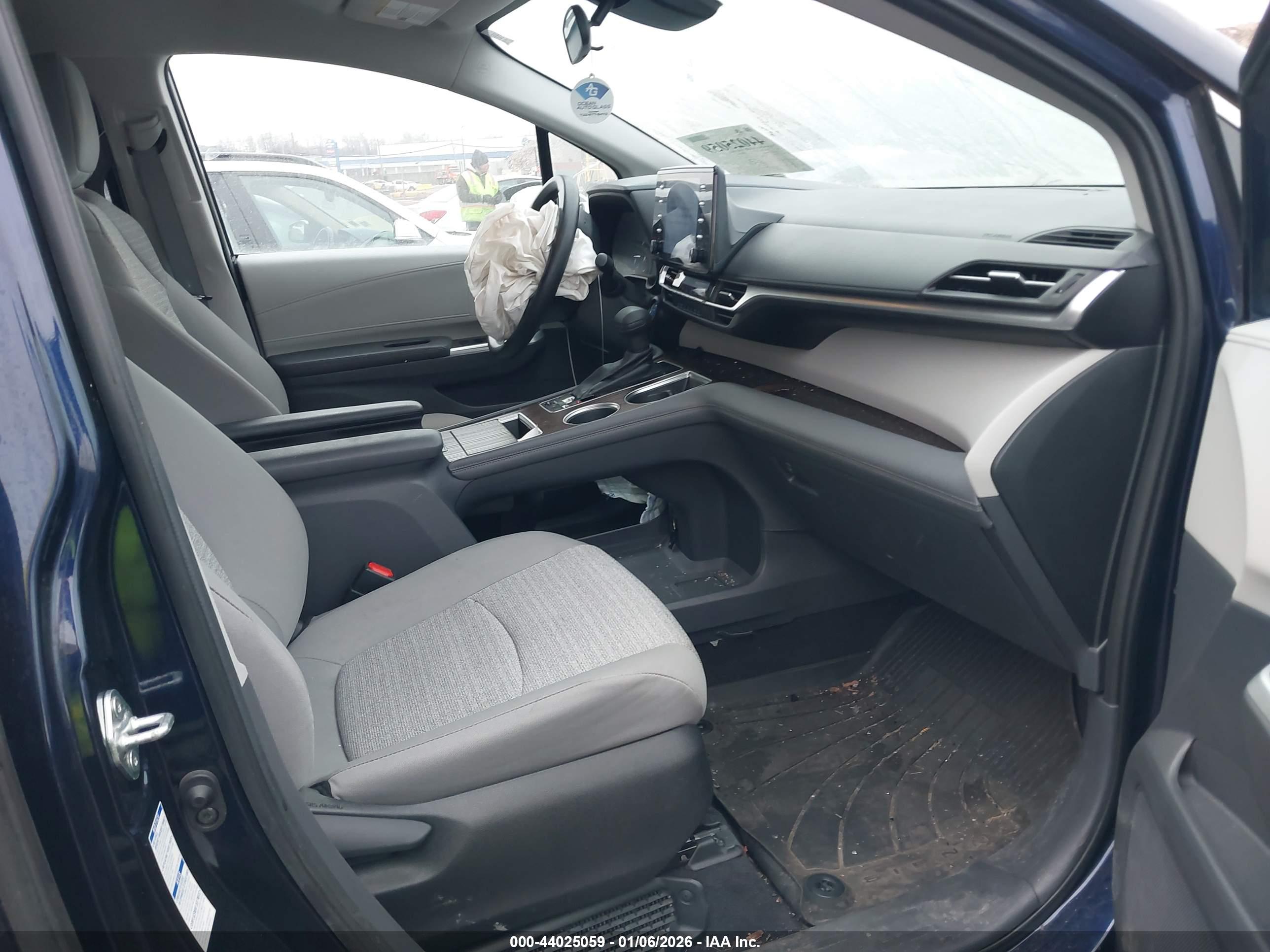 TOYOTA SIENNA image 5