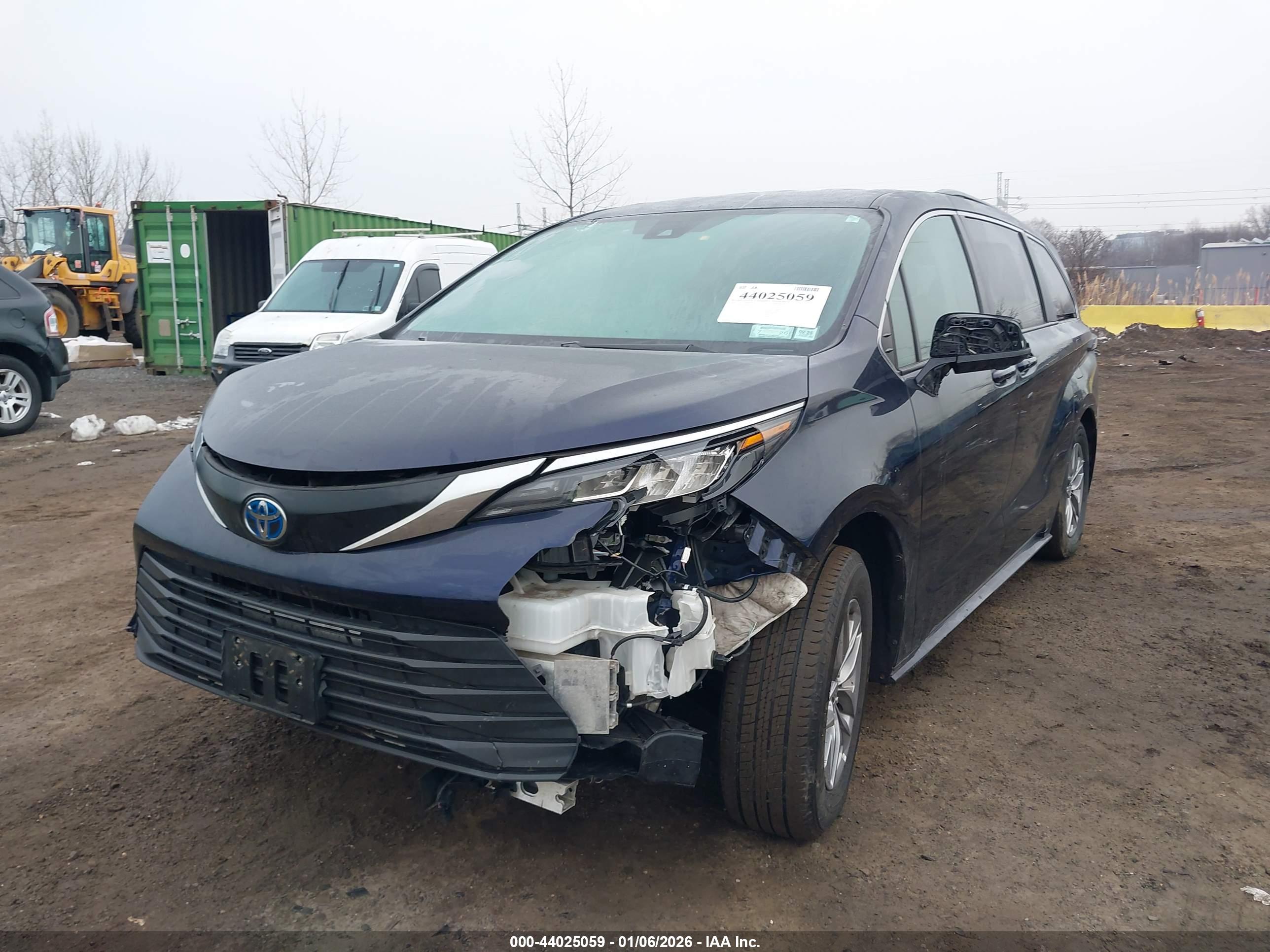 TOYOTA SIENNA image 6