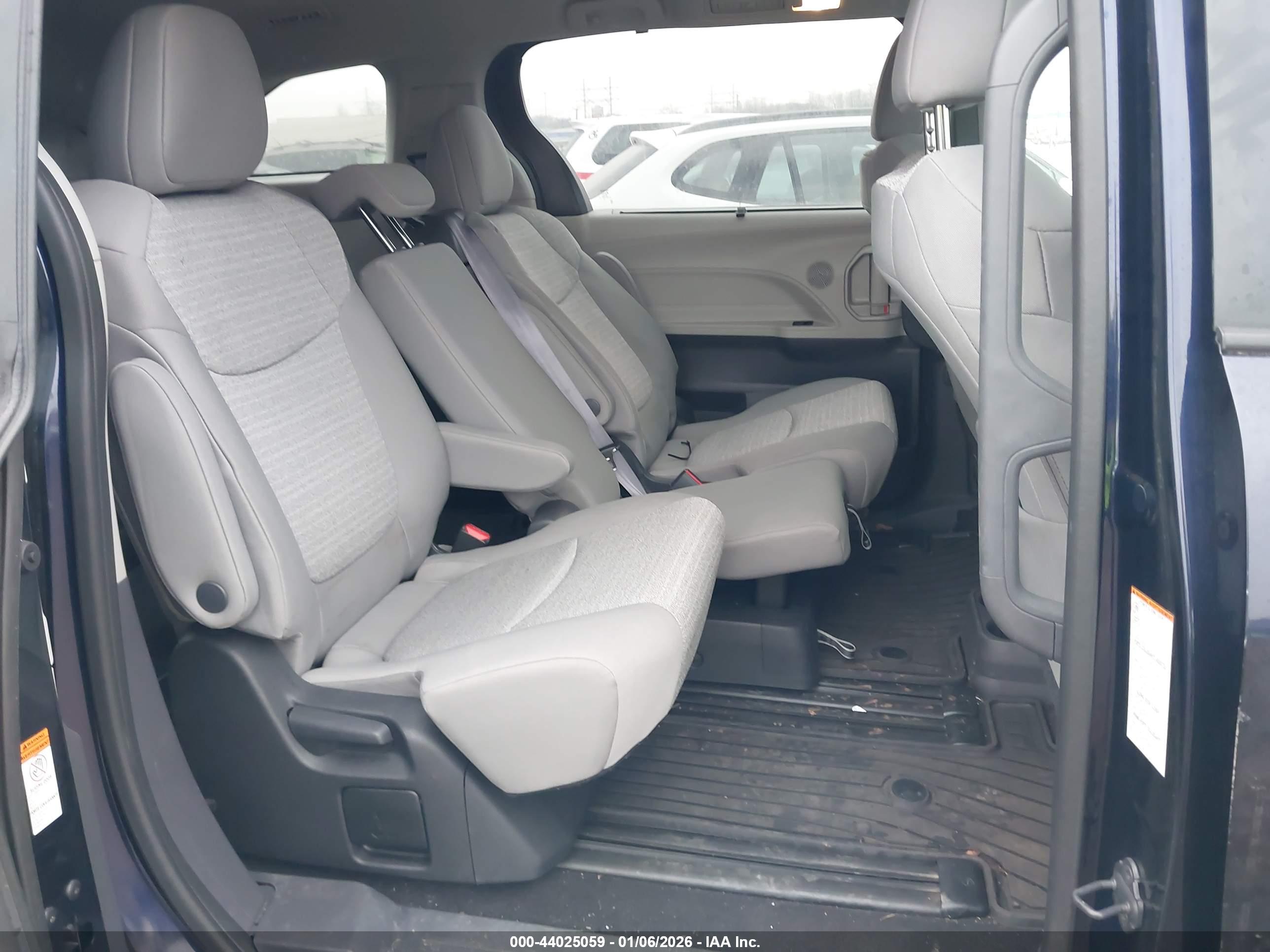 TOYOTA SIENNA image 8
