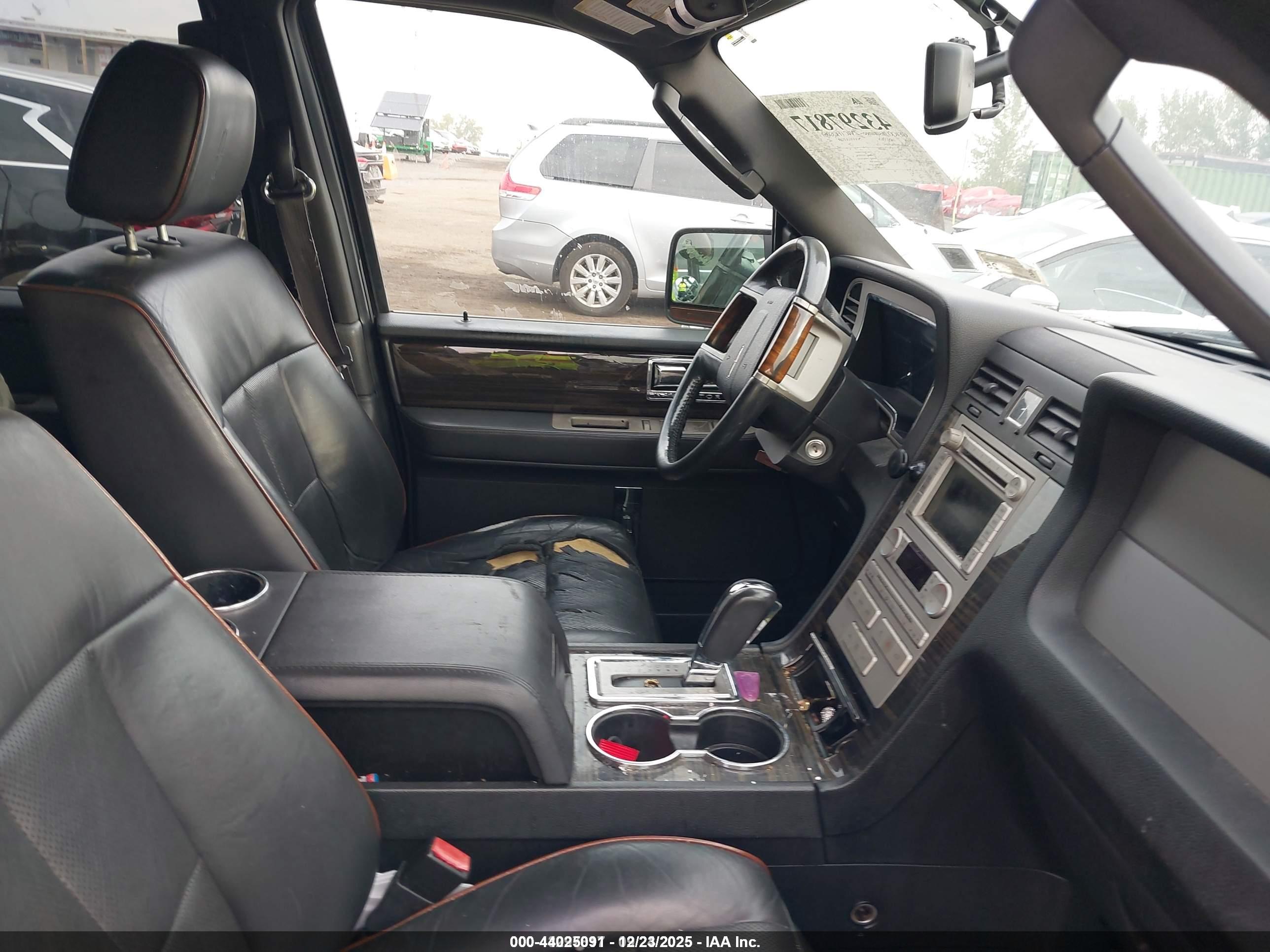 LINCOLN NAVIGATOR image 5