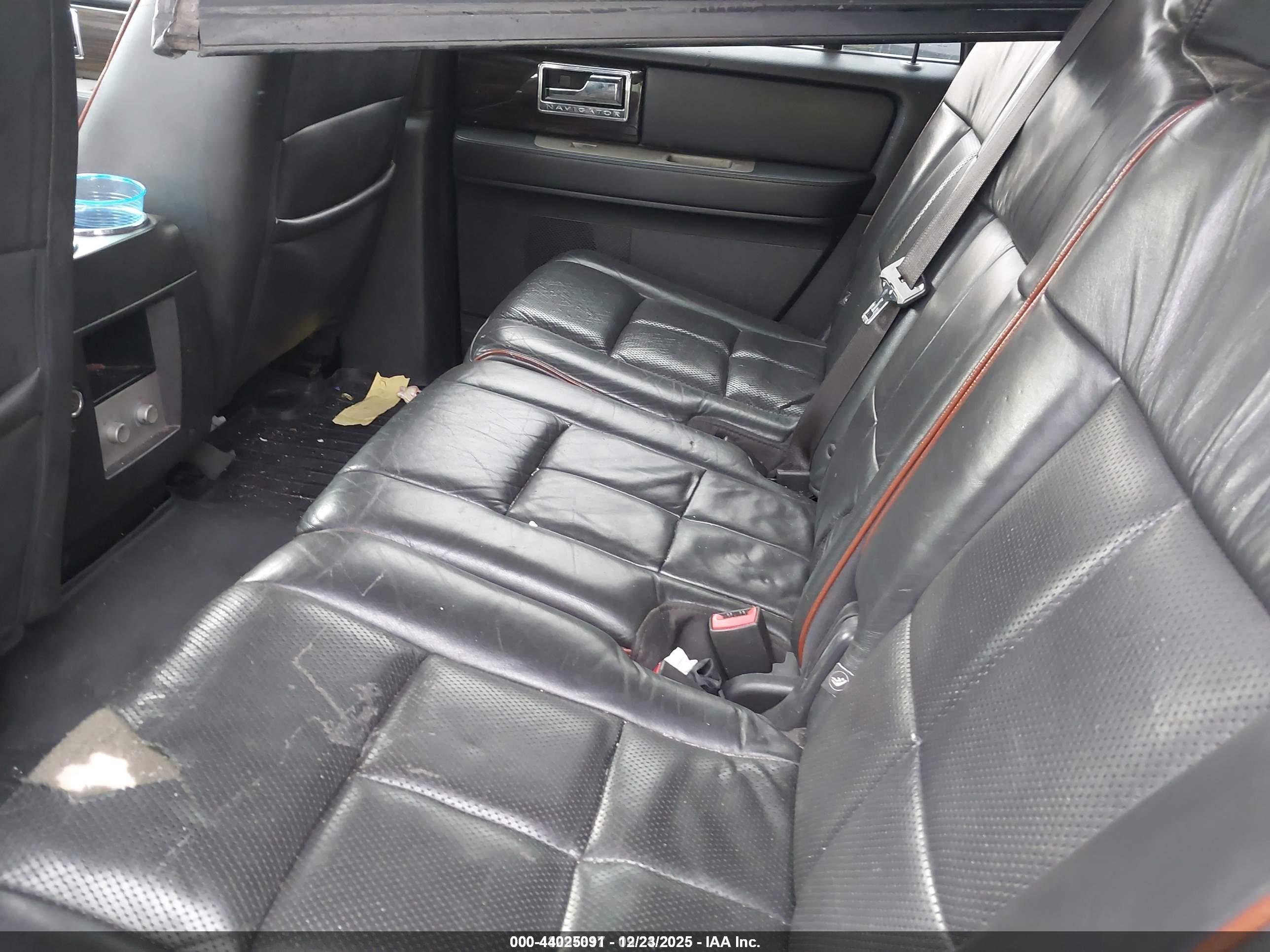 LINCOLN NAVIGATOR image 8