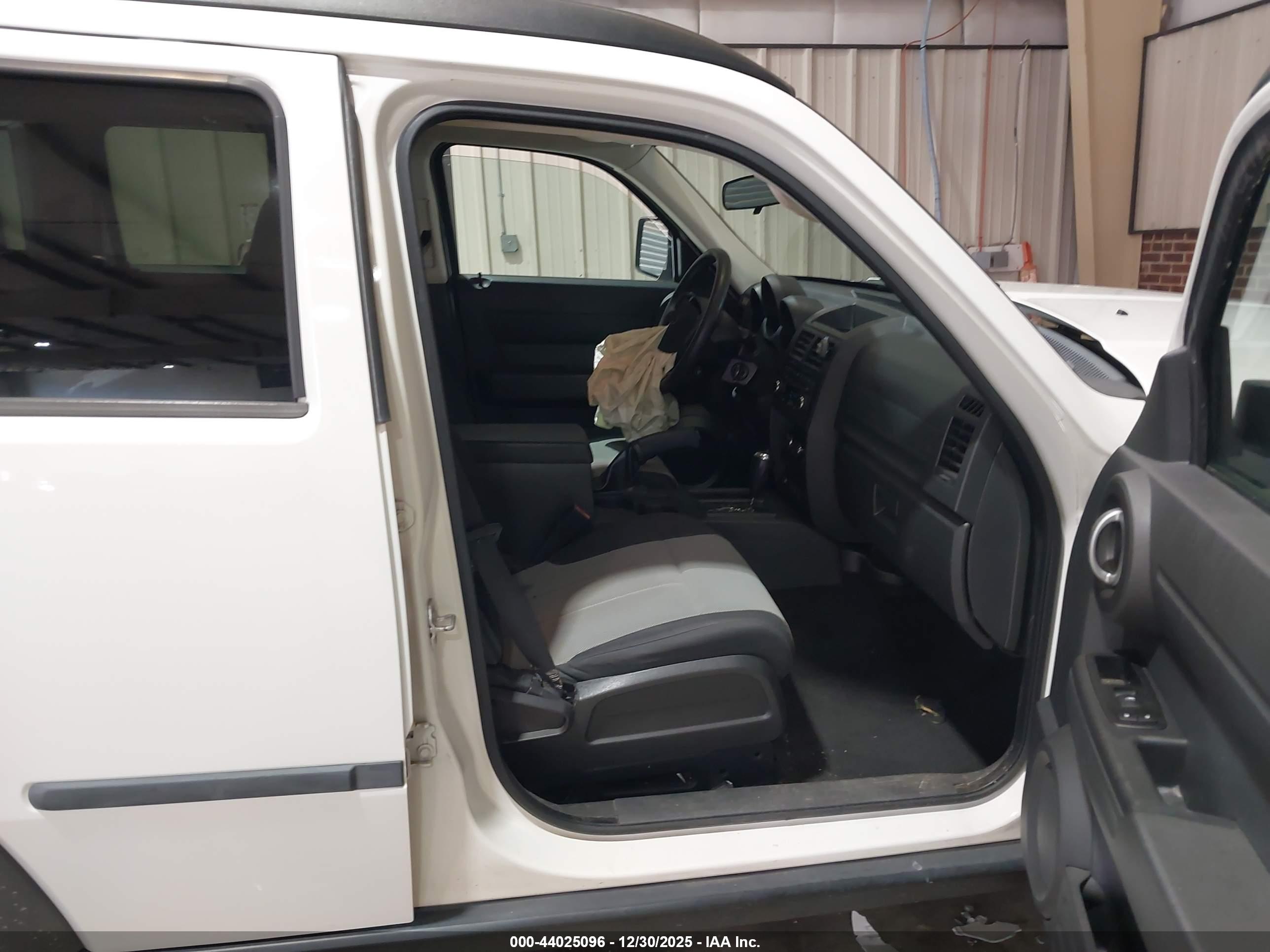 DODGE NITRO image 5