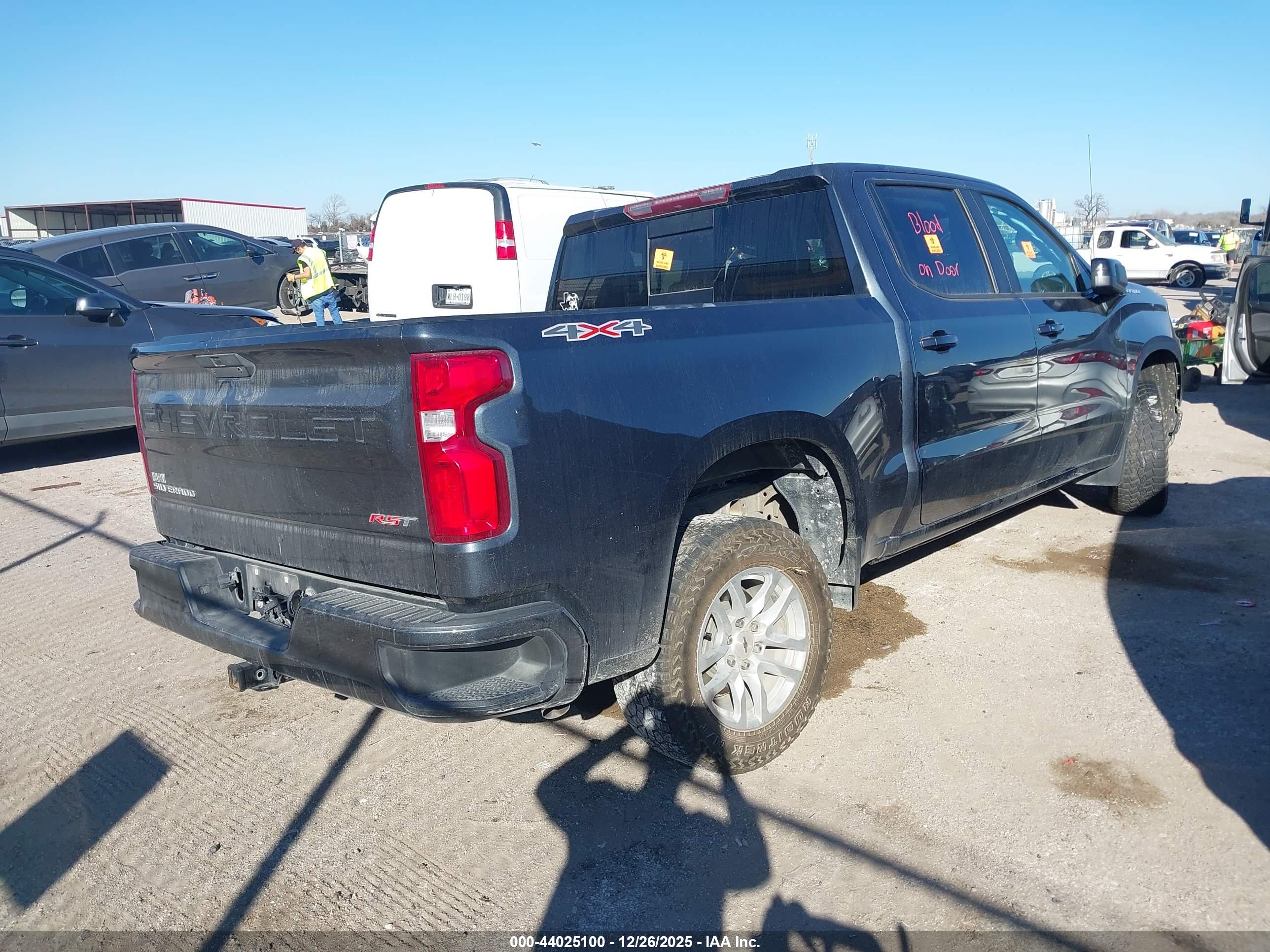 CHEVROLET SILVERADO image 4
