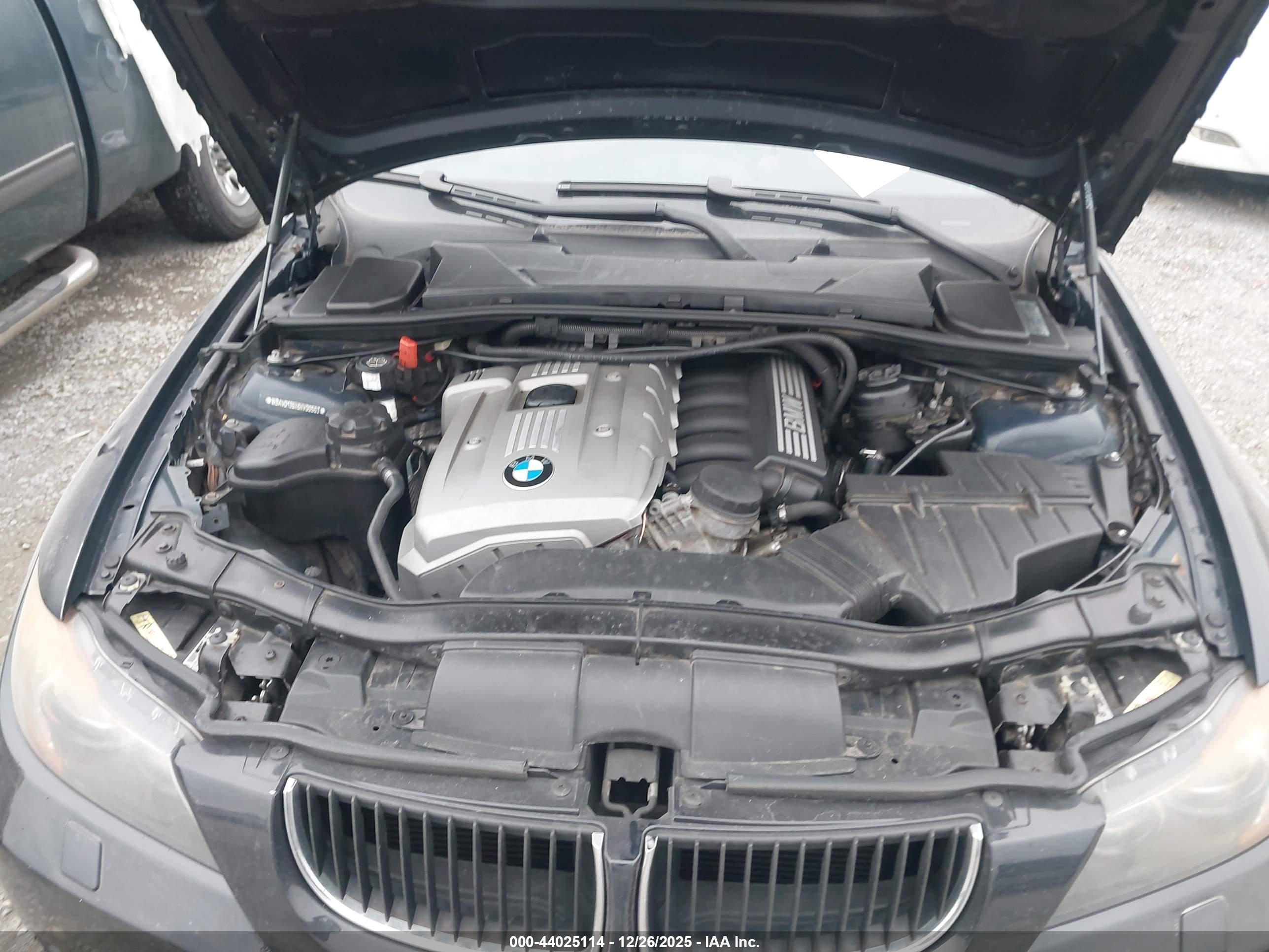 BMW 325XI image 10