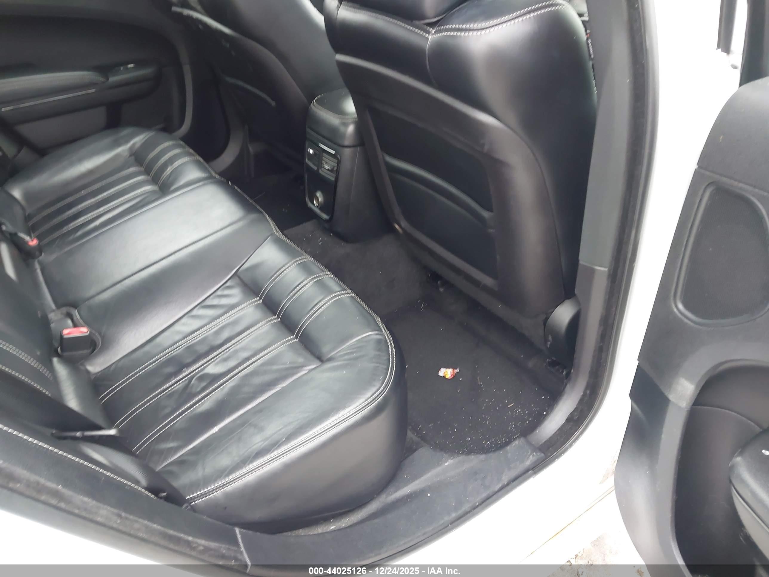 CHRYSLER 300 image 8