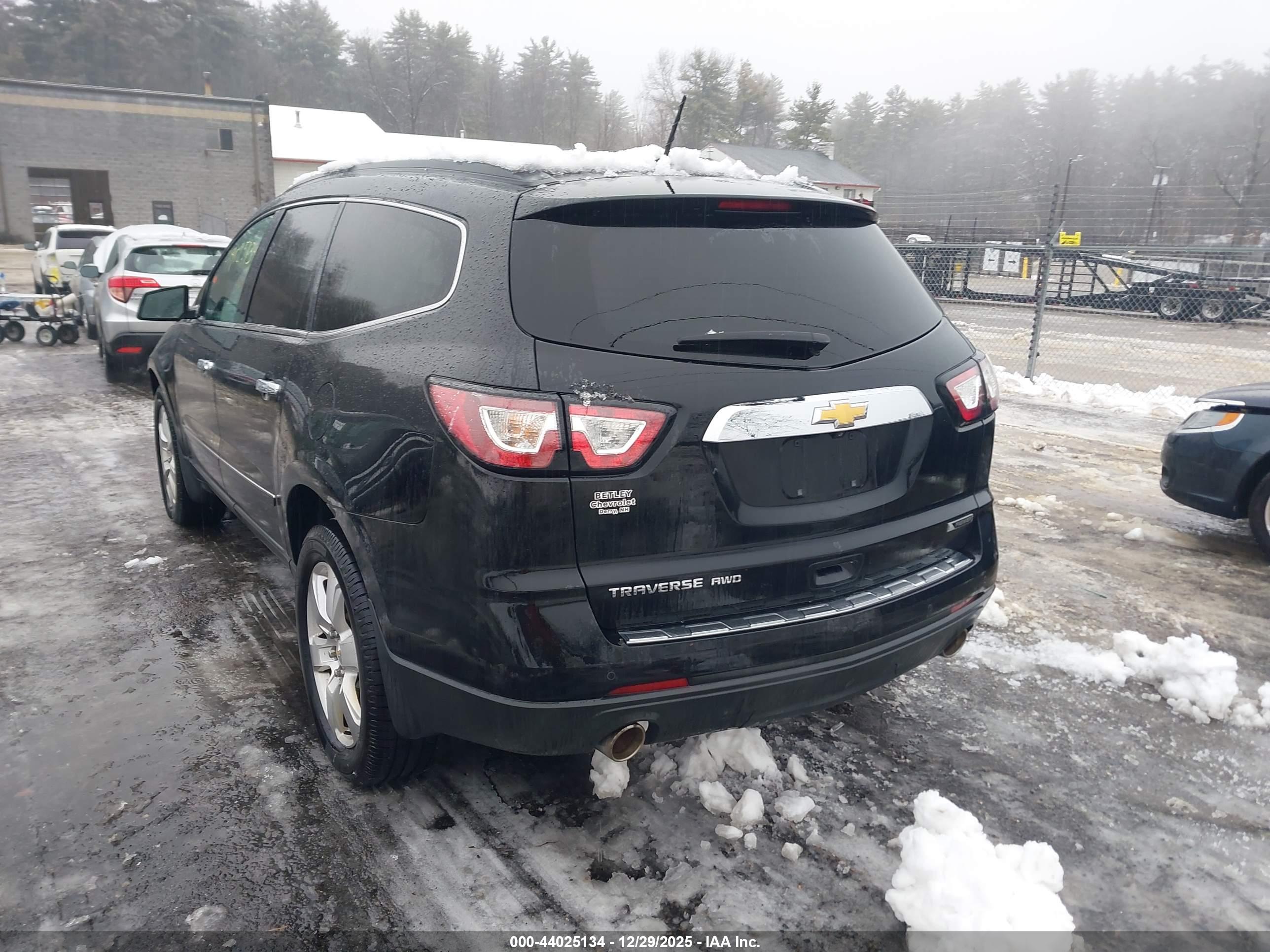 CHEVROLET TRAVERSE image 3