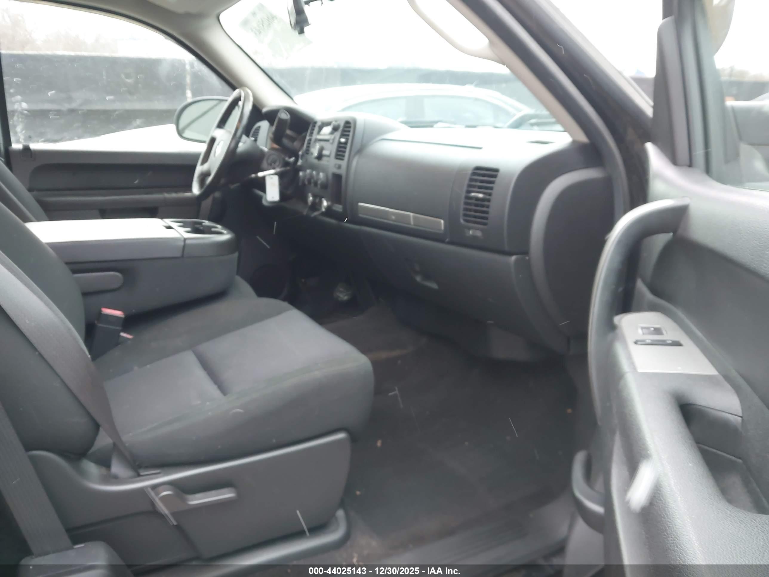 CHEVROLET SILVERADO image 5