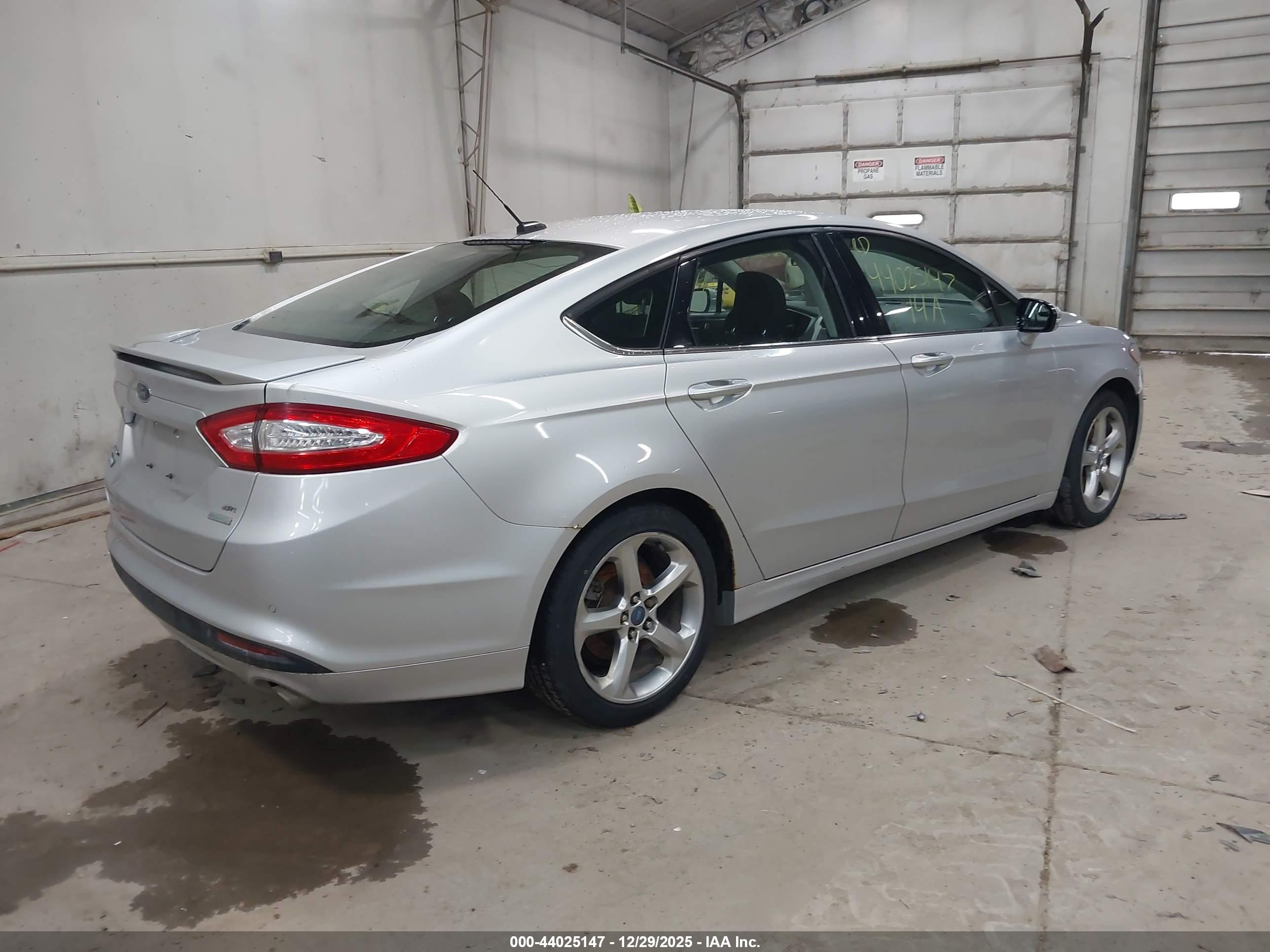 FORD FUSION image 4