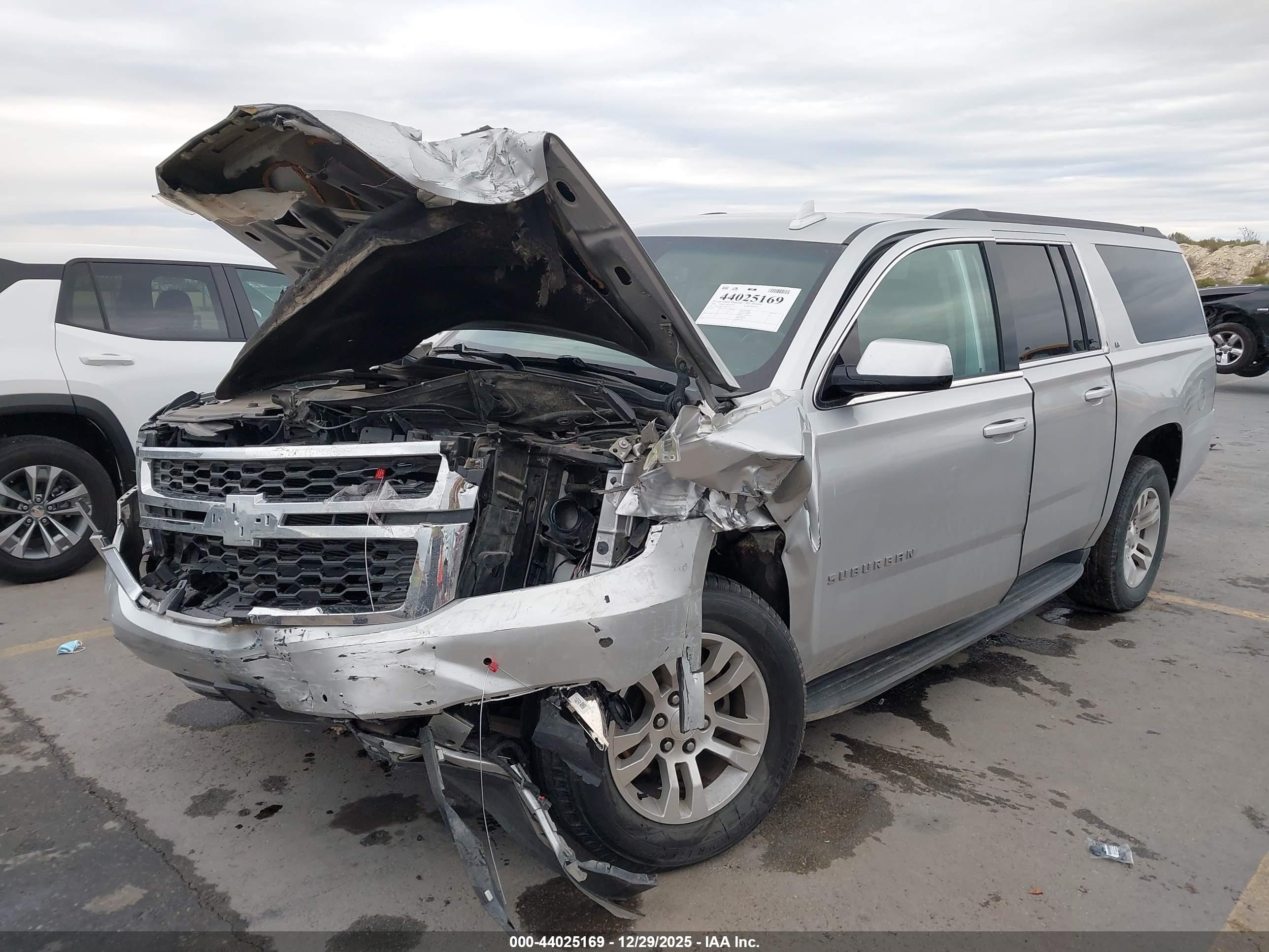 CHEVROLET SUBURBAN image 2