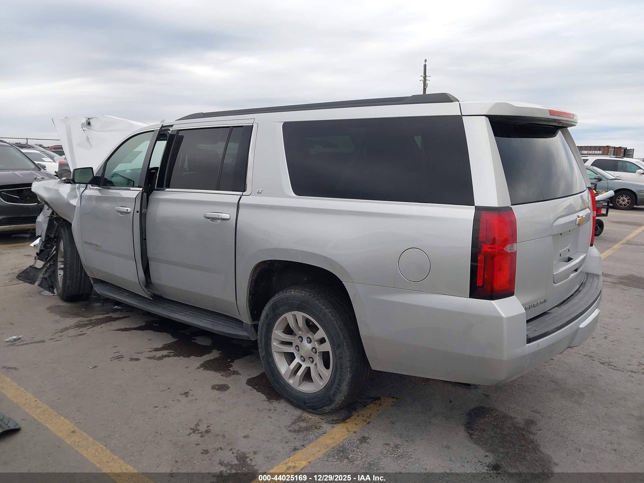 CHEVROLET SUBURBAN image 3