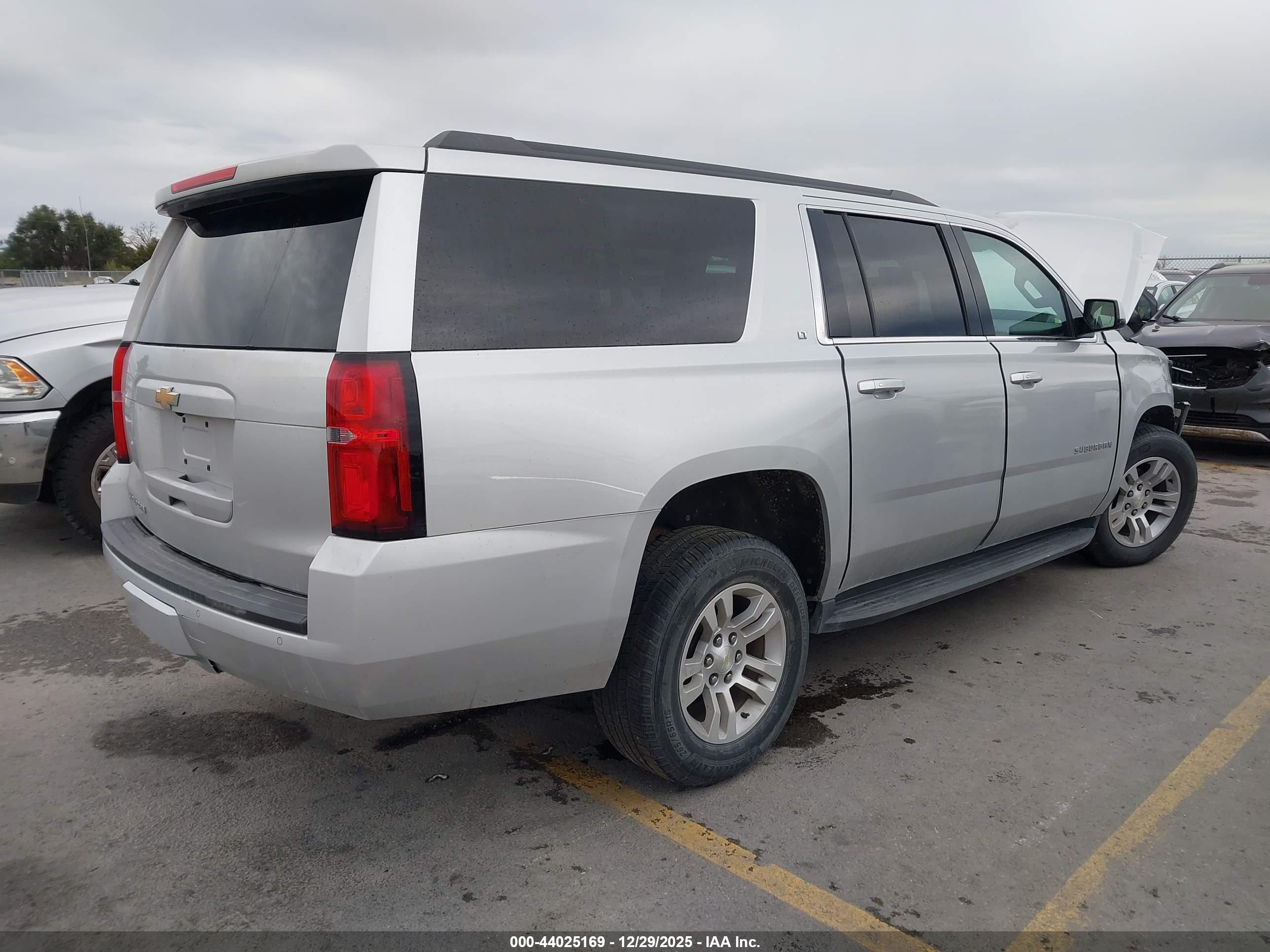 CHEVROLET SUBURBAN image 4