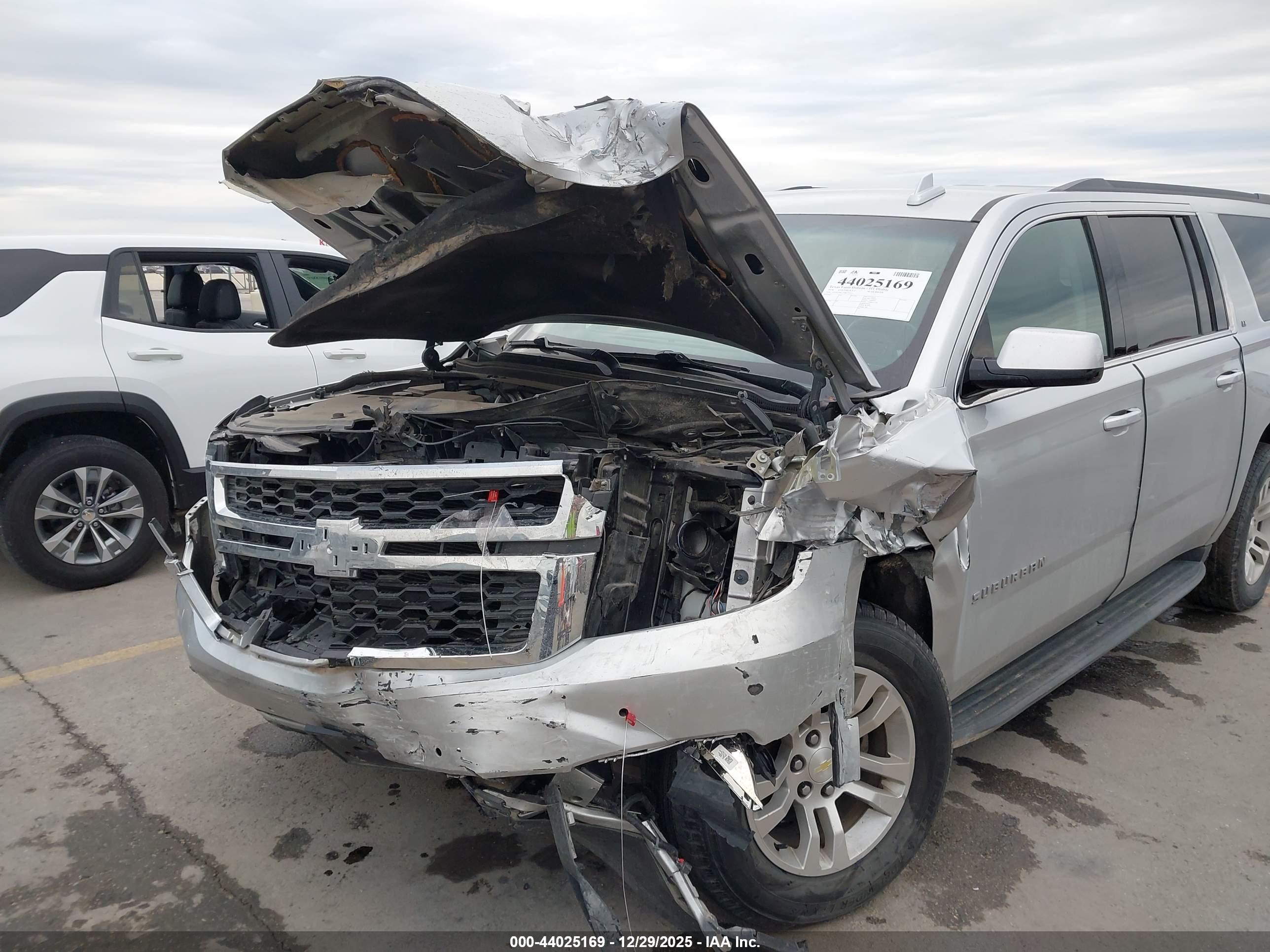 CHEVROLET SUBURBAN image 6